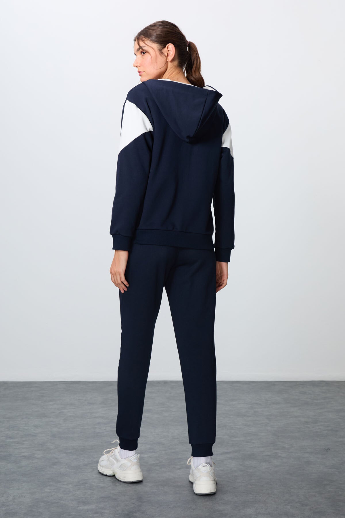 Image of İndigo Kompakt Pamuklu Kalın Pürüzsüz Dokulu Kapüşonlu Oversize Fit Kadın Eşofman Takım - 95343