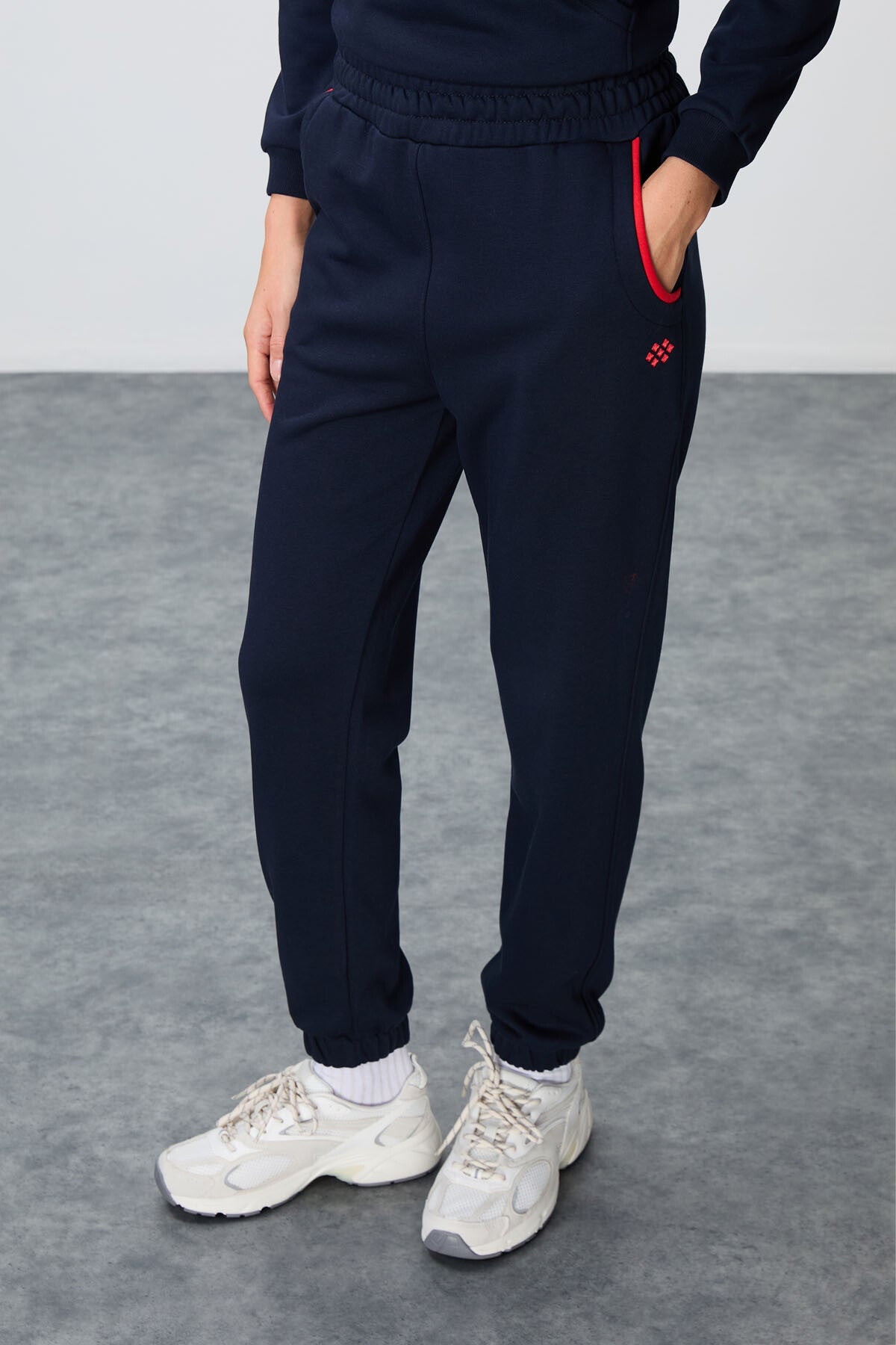 Image of İndigo Kompakt Pamuklu Kalın Pürüzsüz Dokulu Dik Yaka Oversize Fit Kadın Eşofman Takım - 95342