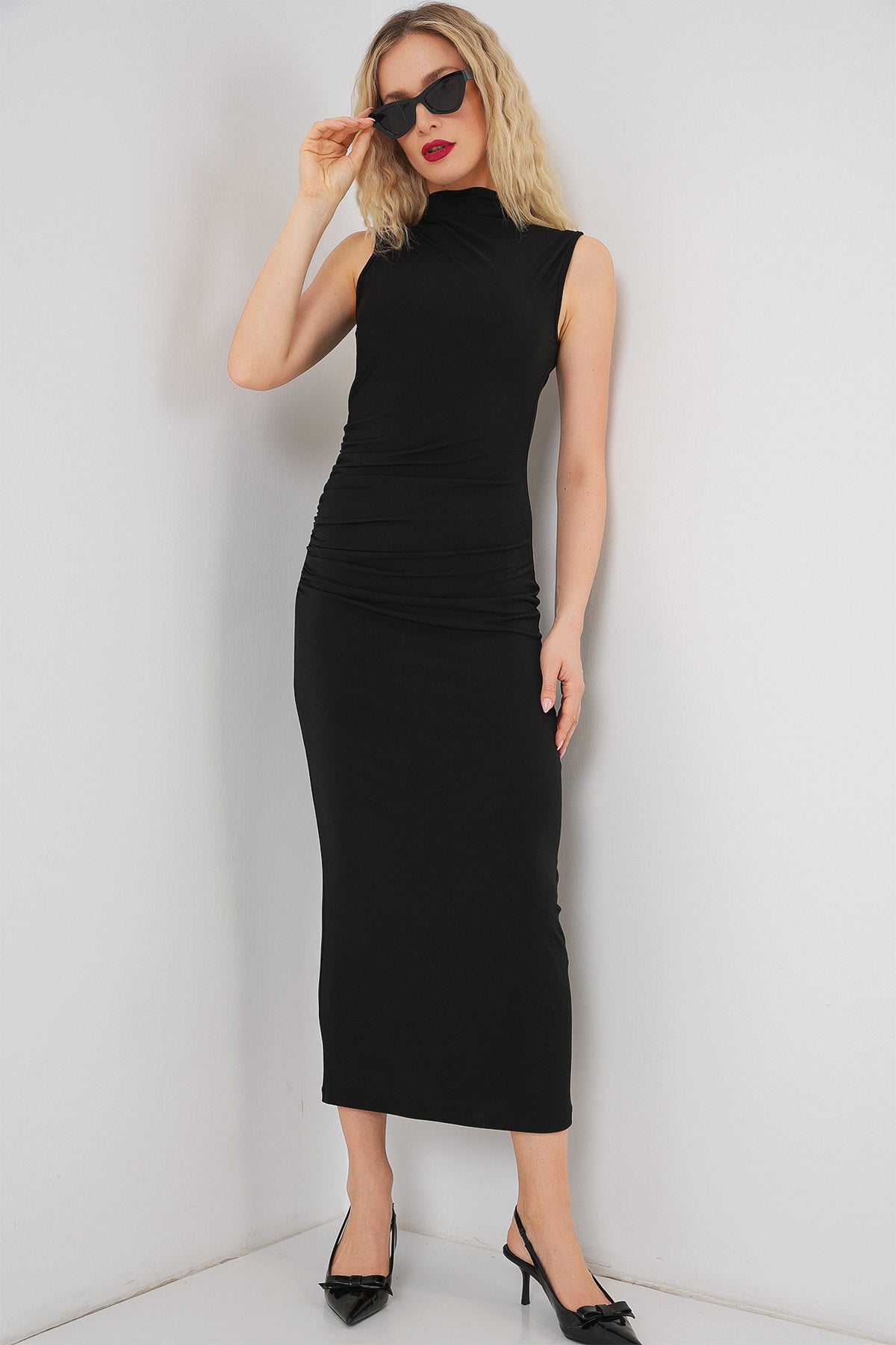 Image of Rochie de damă fără mâneci, cu imprimeu floral și drapată 2579 - Negru