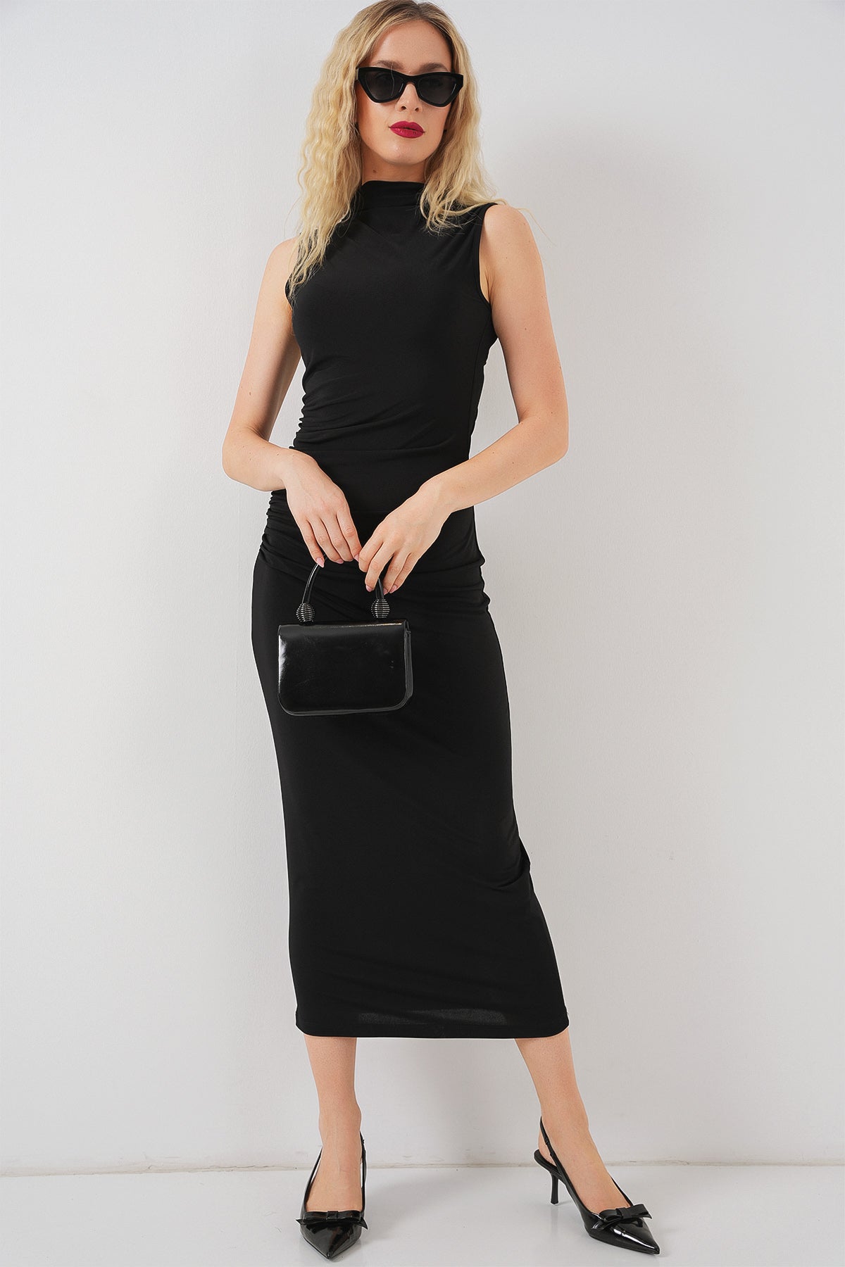 Image of Rochie de damă fără mâneci, cu imprimeu floral și drapată 2579 - Negru
