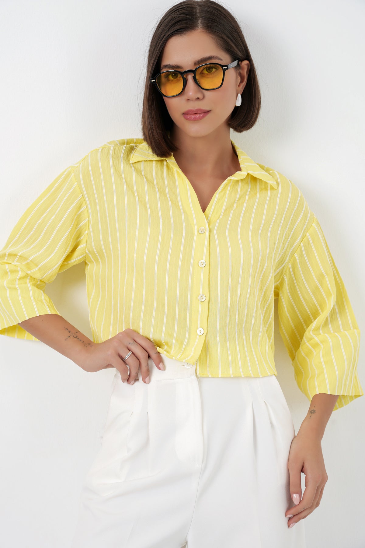 Image of Tricou scurt cu dungi supradimensionate pentru femei 20326 - Galben