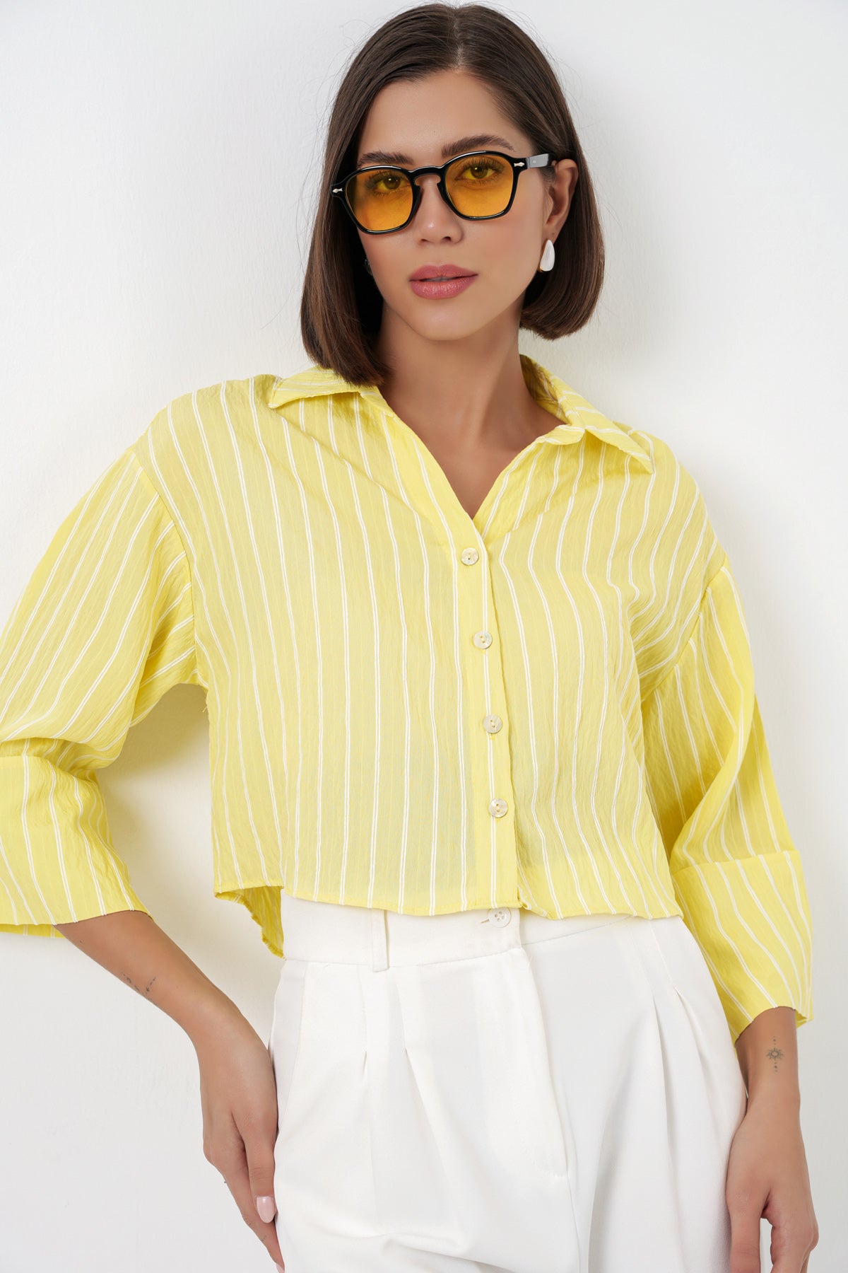 Image of Tricou scurt cu dungi supradimensionate pentru femei 20326 - Galben