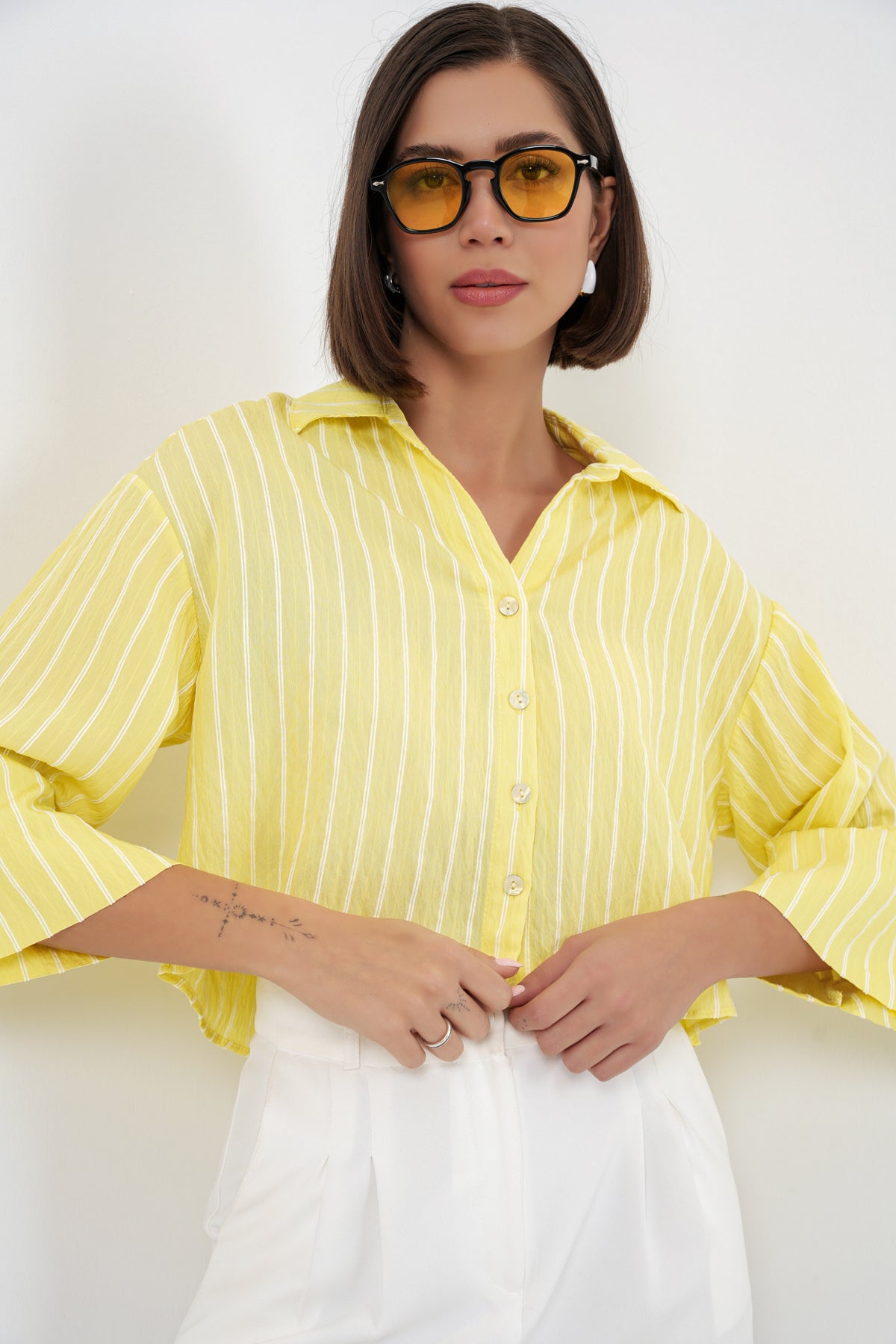 Image of Tricou scurt cu dungi supradimensionate pentru femei 20326 - Galben