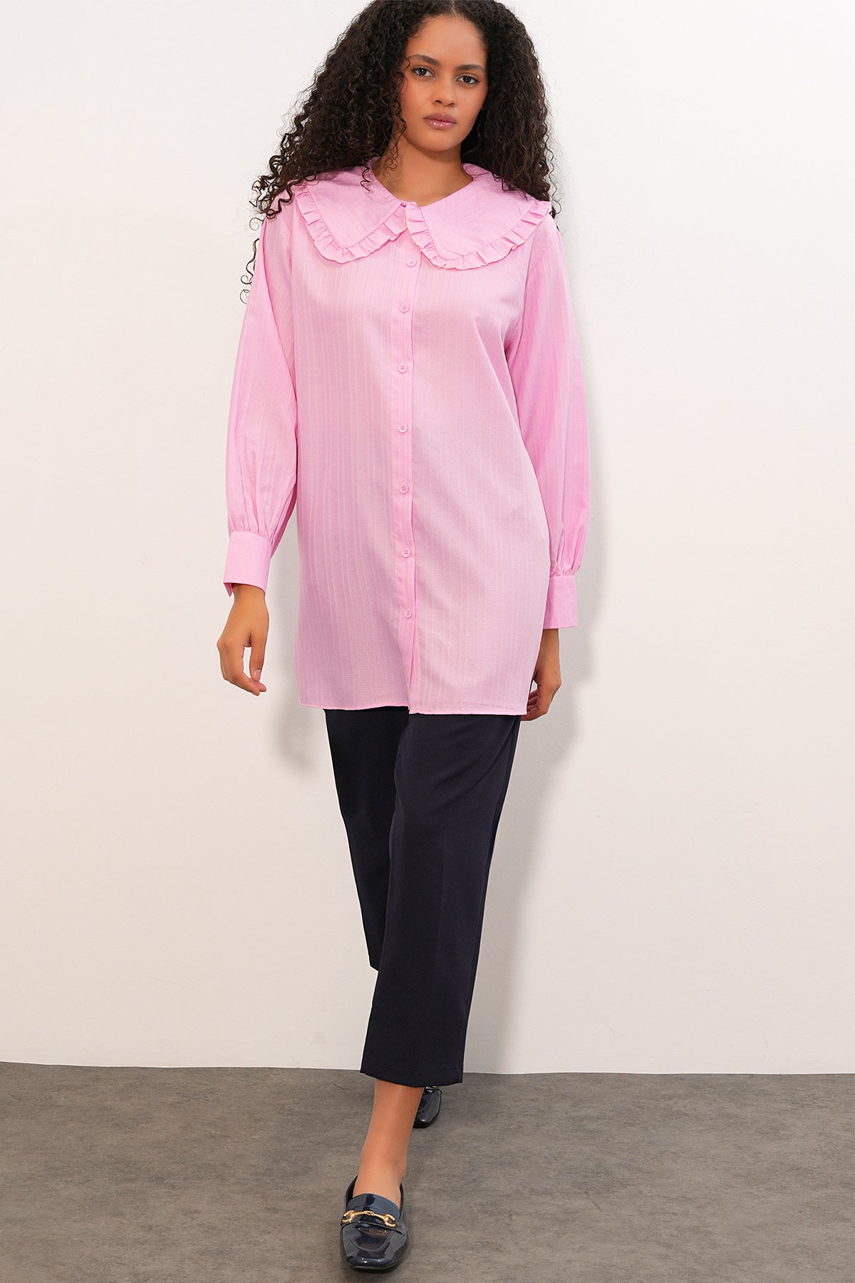 Image of Kadın Geniş Yaka Fırfır Detaylı Çizgili Tunik Gömlek 5993 - Pembe