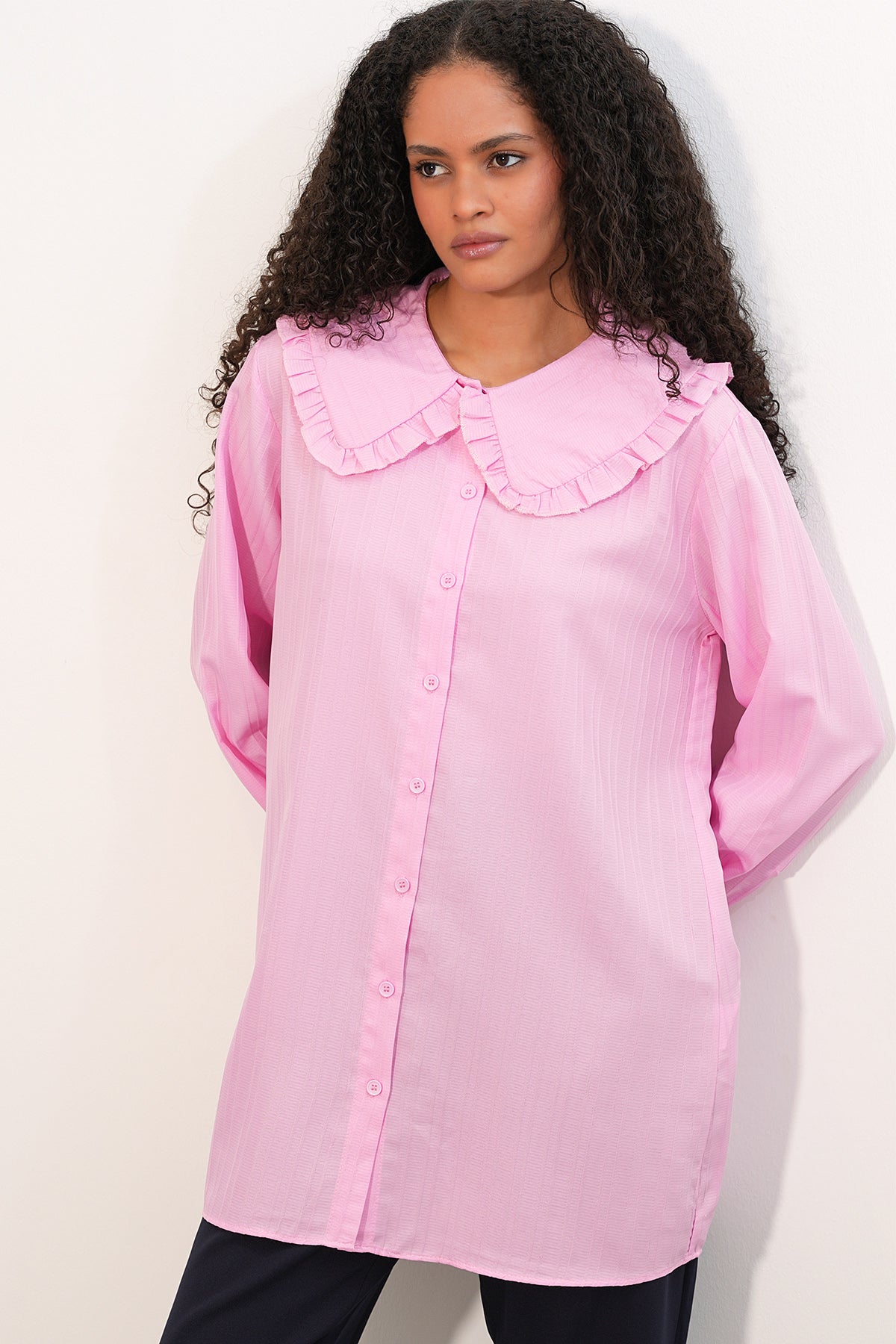 Image of Kadın Geniş Yaka Fırfır Detaylı Çizgili Tunik Gömlek 5993 - Pembe
