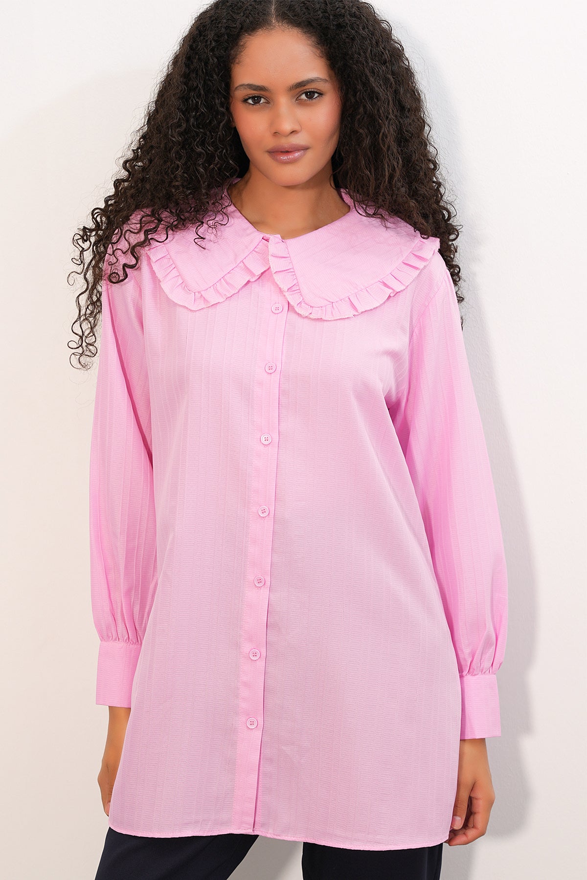 Image of Kadın Geniş Yaka Fırfır Detaylı Çizgili Tunik Gömlek 5993 - Pembe