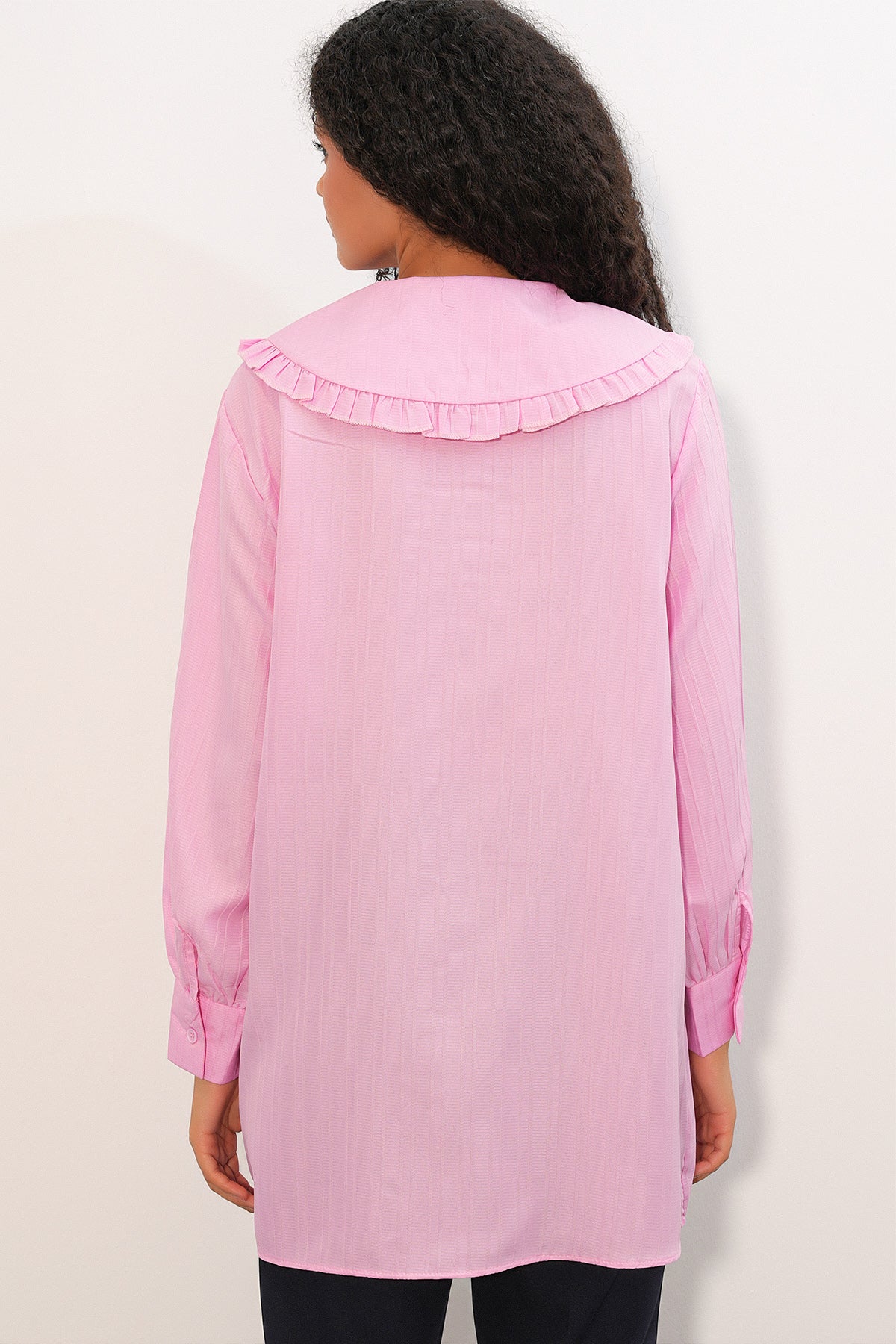 Image of Kadın Geniş Yaka Fırfır Detaylı Çizgili Tunik Gömlek 5993 - Pembe