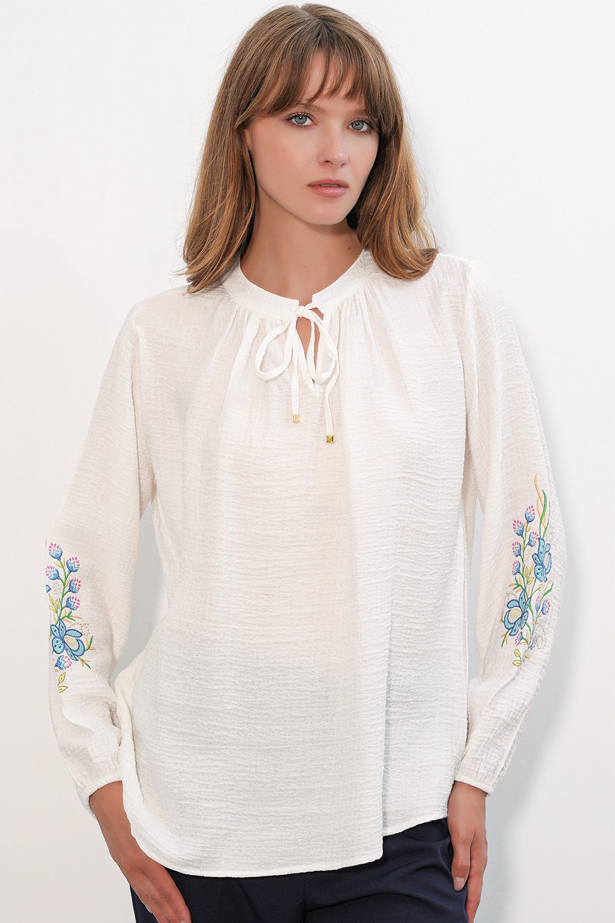 Image of Kadın Nakışlı Oversize Bluz 1000 - Beyaz