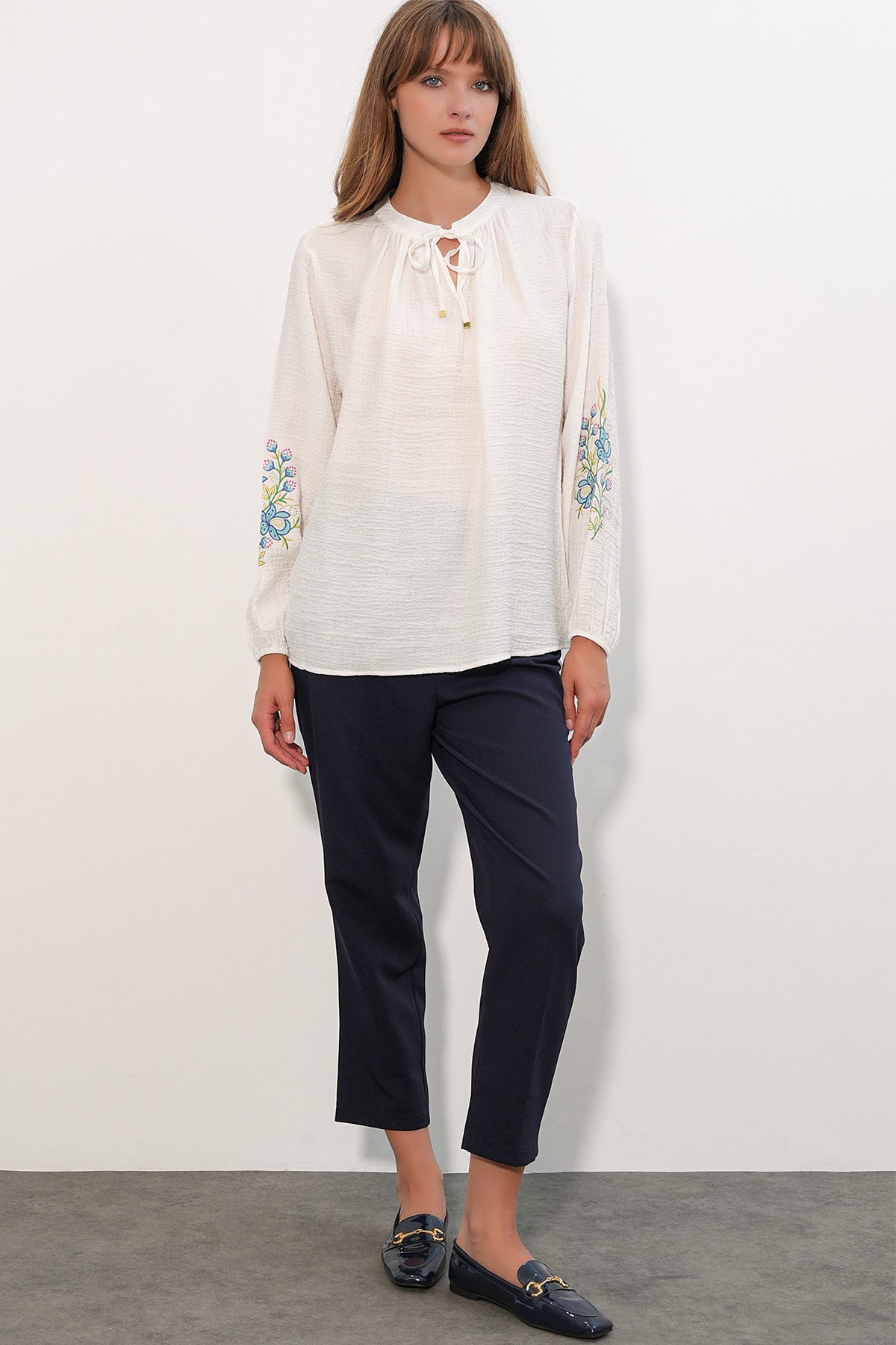 Image of Kadın Nakışlı Oversize Bluz 1000 - Beyaz