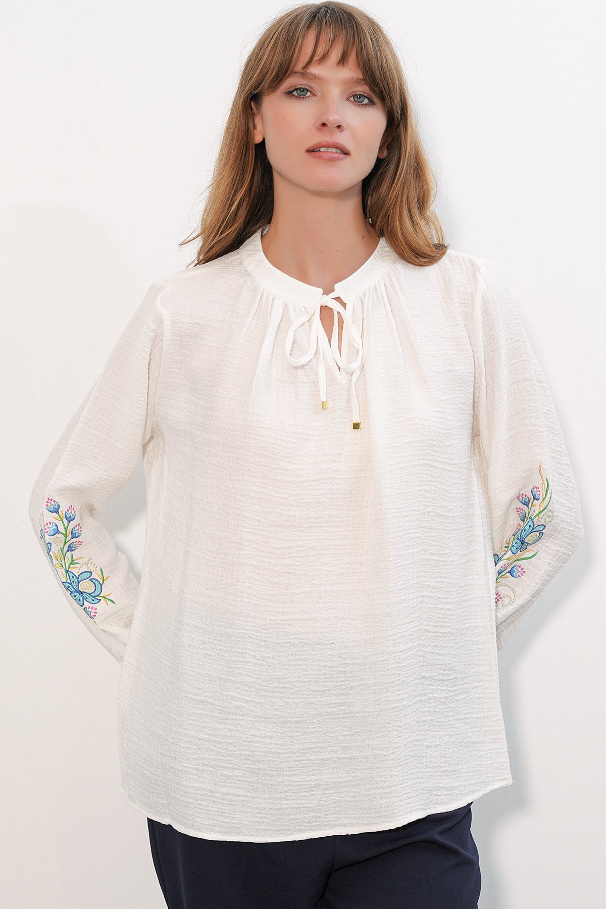Image of Kadın Nakışlı Oversize Bluz 1000 - Beyaz