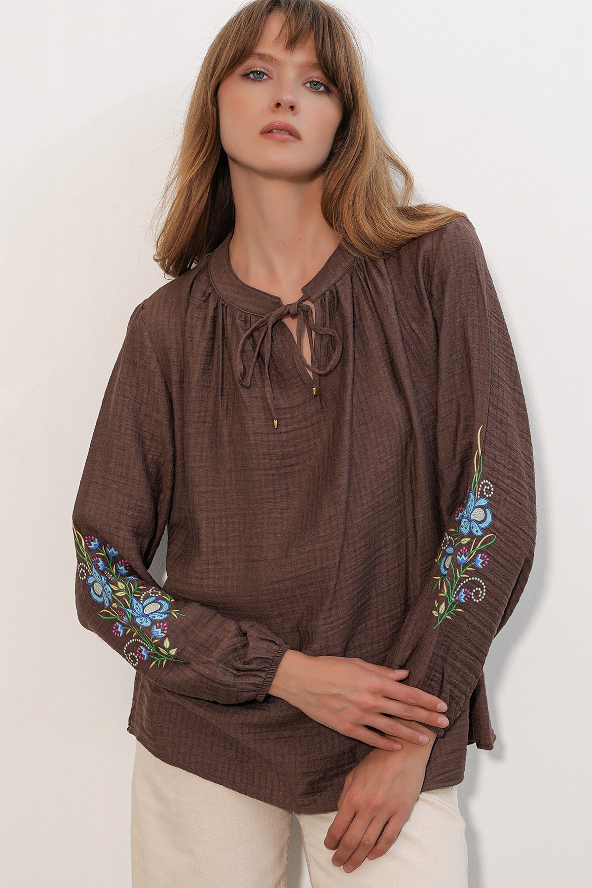 Image of Kadın Nakışlı Oversize Bluz 1000 - Kahverengi