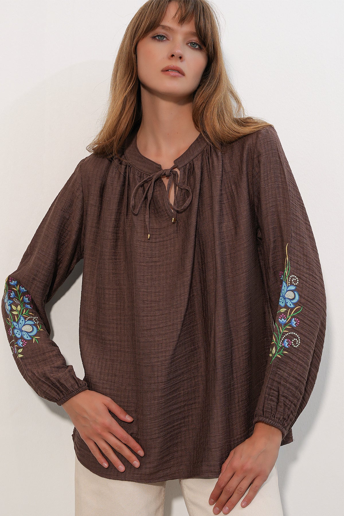 Image of Kadın Nakışlı Oversize Bluz 1000 - Kahverengi