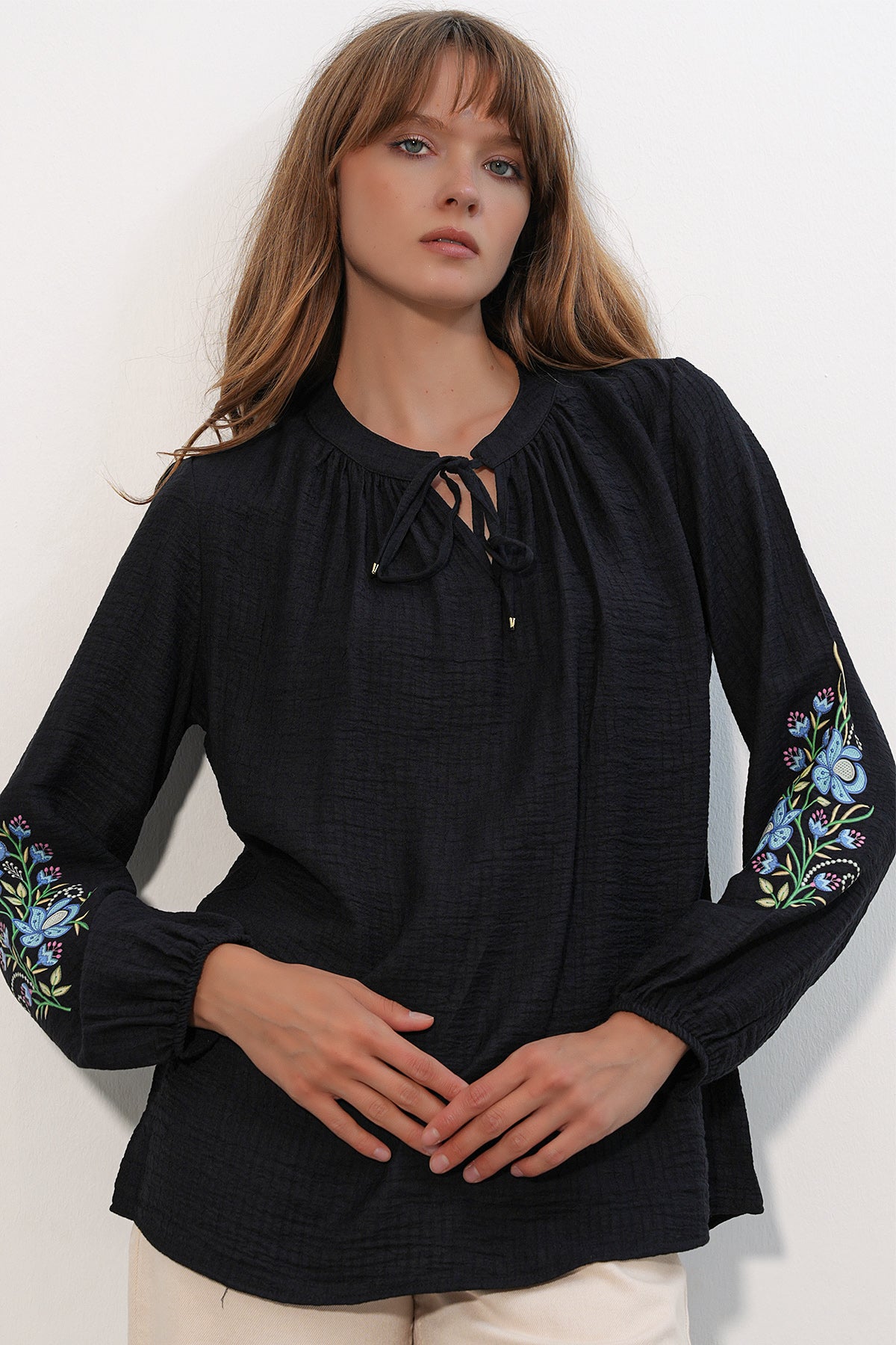 Image of Kadın Nakışlı Oversize Bluz 1000 - Siyah