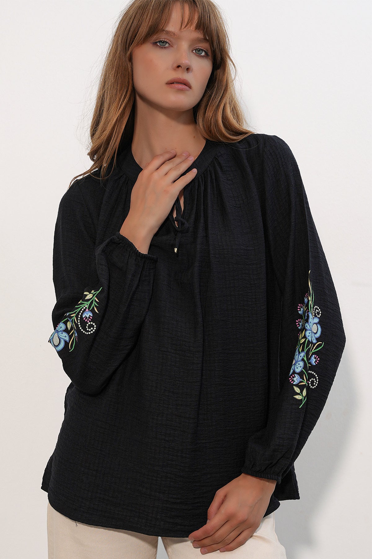 Image of Kadın Nakışlı Oversize Bluz 1000 - Siyah