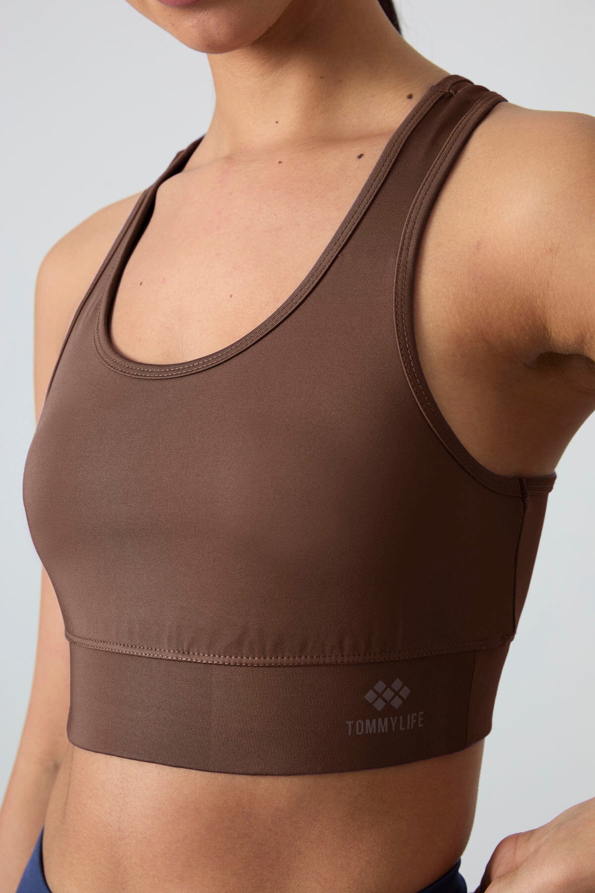 Image of Sutien sport pentru femei, croială slim fit, cu decolteu în U, maro, cu detalii la spate - 97120