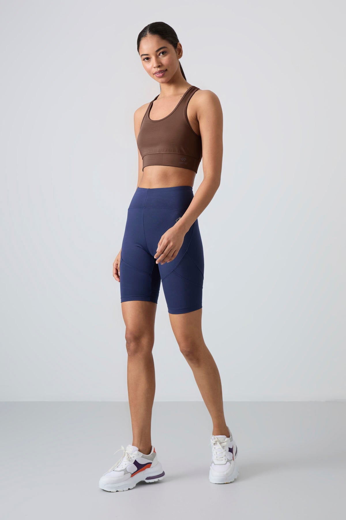 Image of Sutien sport pentru femei, croială slim fit, cu decolteu în U, maro, cu detalii la spate - 97120