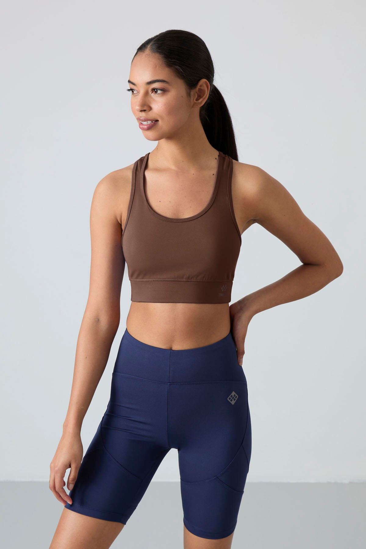 Image of Sutien sport pentru femei, croială slim fit, cu decolteu în U, maro, cu detalii la spate - 97120