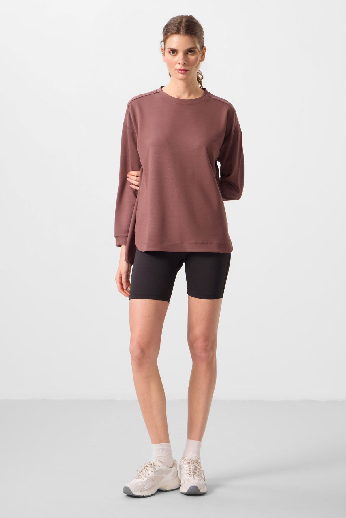 Image of Kahverengi Yumuşak Dokulu O Yaka Rahat Form Kadın Tunik Sweatshirt - 97305