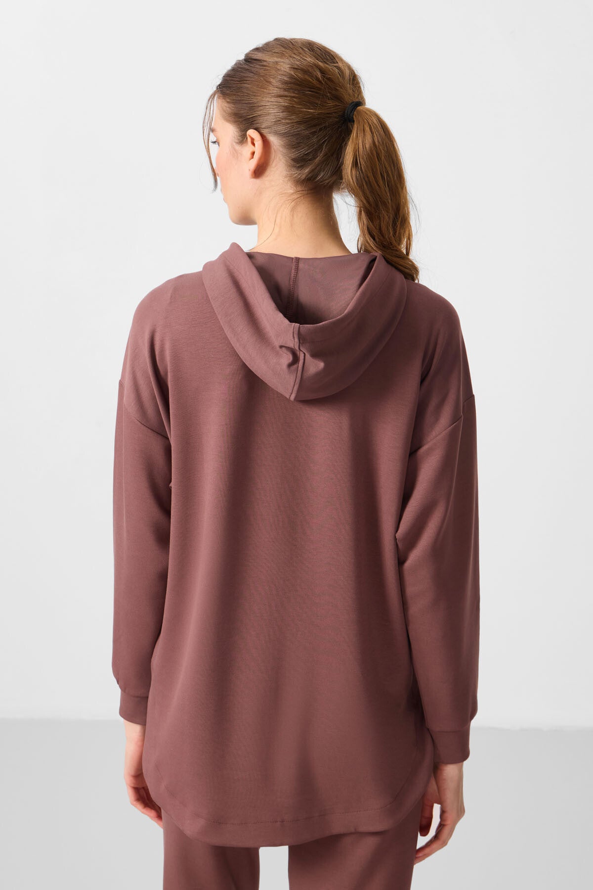 Image of Kahverengi Yumuşak Dokulu Kapüşonlu Oversize Kadın Tunik Sweatshirt - 97302