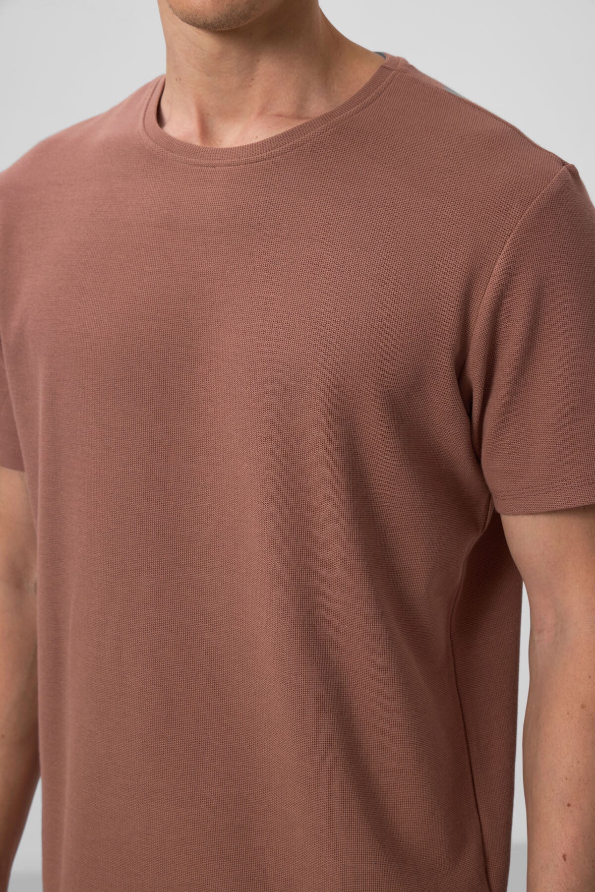 Image of Kahverengi Yüzeyi Dokulu Rahat Form Basic Erkek T-Shirt - 88436