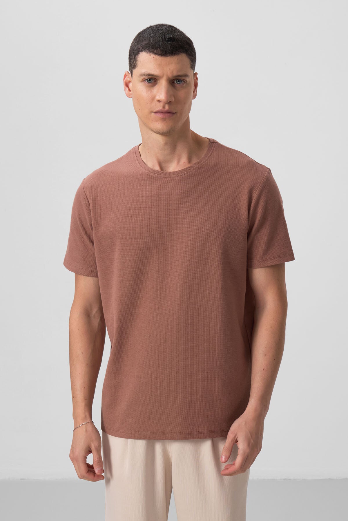Image of Kahverengi Yüzeyi Dokulu Rahat Form Basic Erkek T-Shirt - 88436