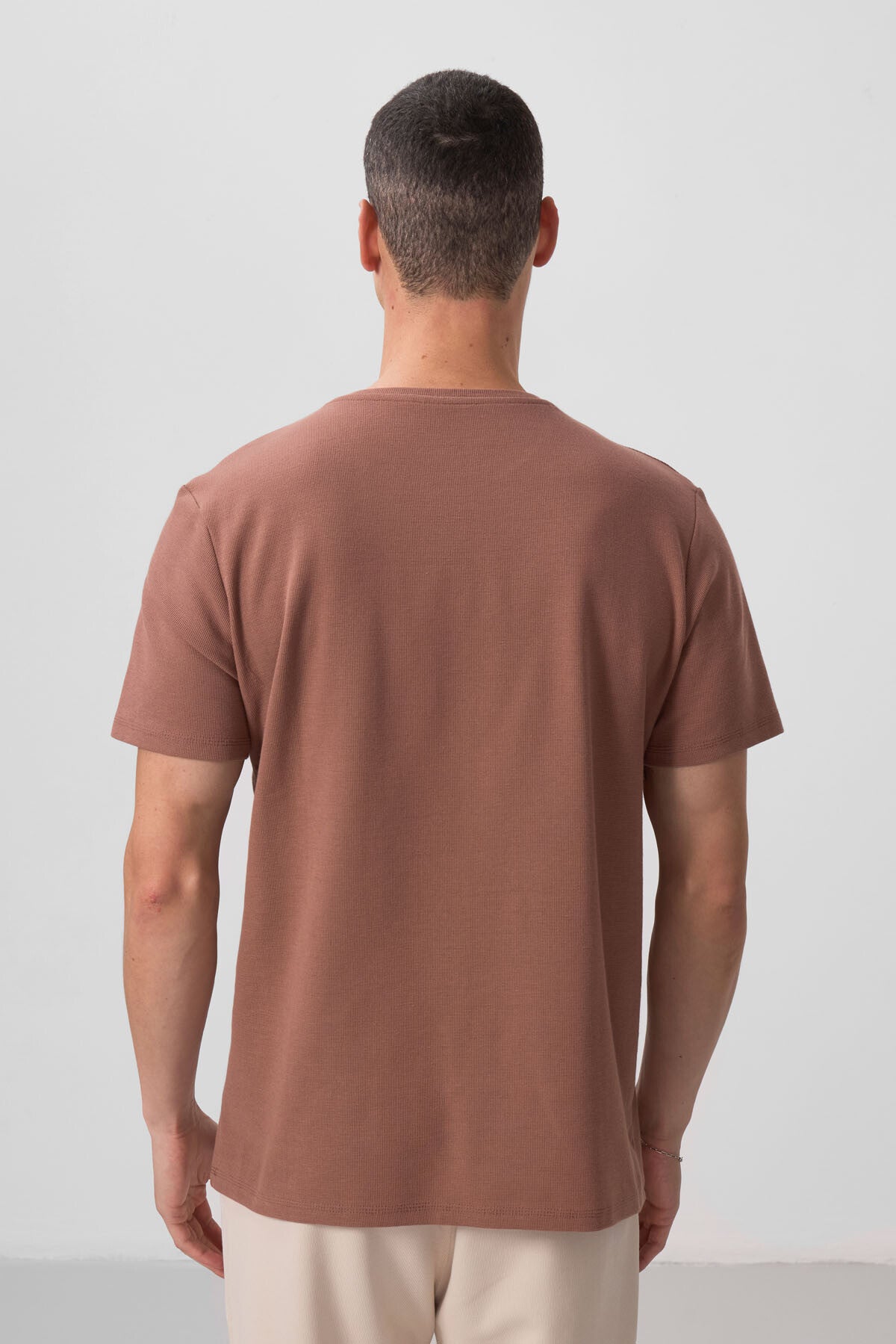 Image of Kahverengi Yüzeyi Dokulu Rahat Form Basic Erkek T-Shirt - 88436