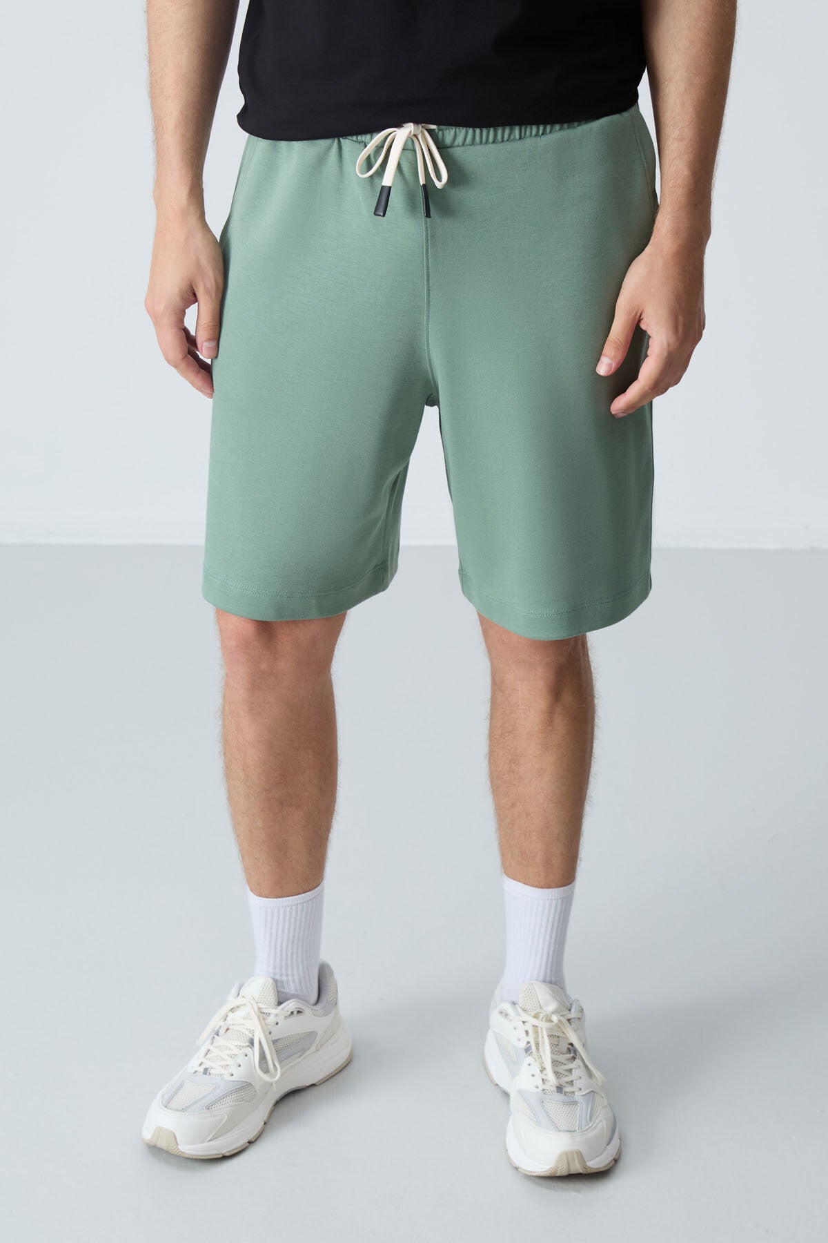 Image of Pantaloni scurți bărbătești de bază, din bumbac, gros, texturat, verde deschis, croială standard - 81275