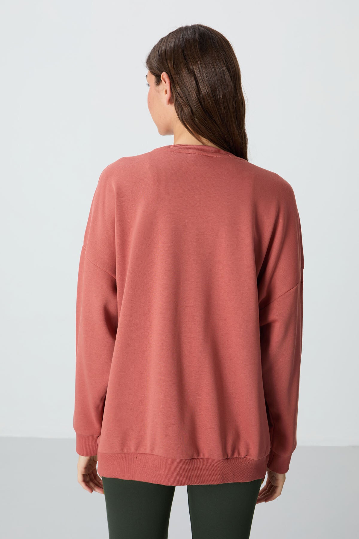 Image of Kiremit Kompakt Pamuklu Kalın Pürüzsüz Dokulu O Yaka Oversize Fit Kadın Sweatshirt - 97288