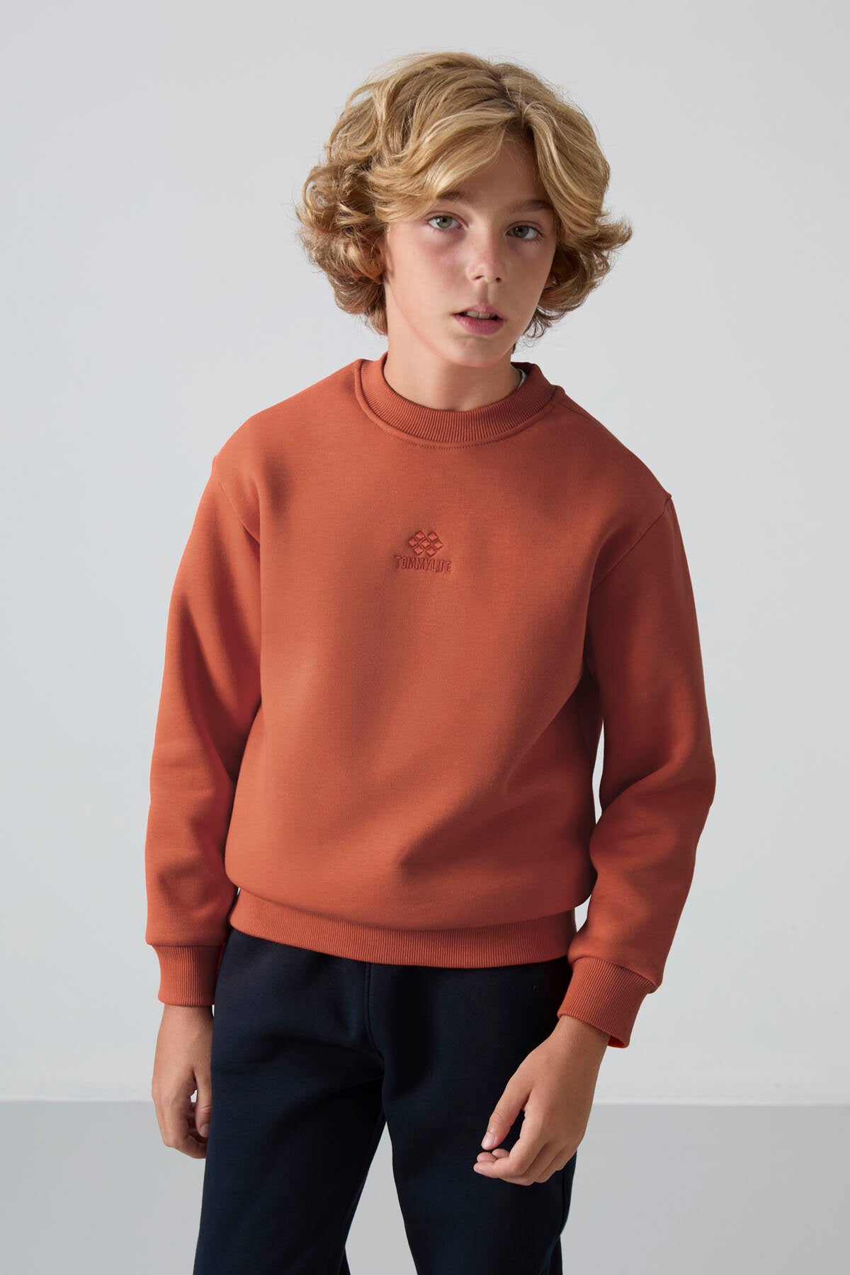 Image of Kiremit Pamuklu Kalın İçi Tüylü Yumuşak Dokulu Standart Fit Nakışlı Erkek Çocuk Sweatshirt - 11232