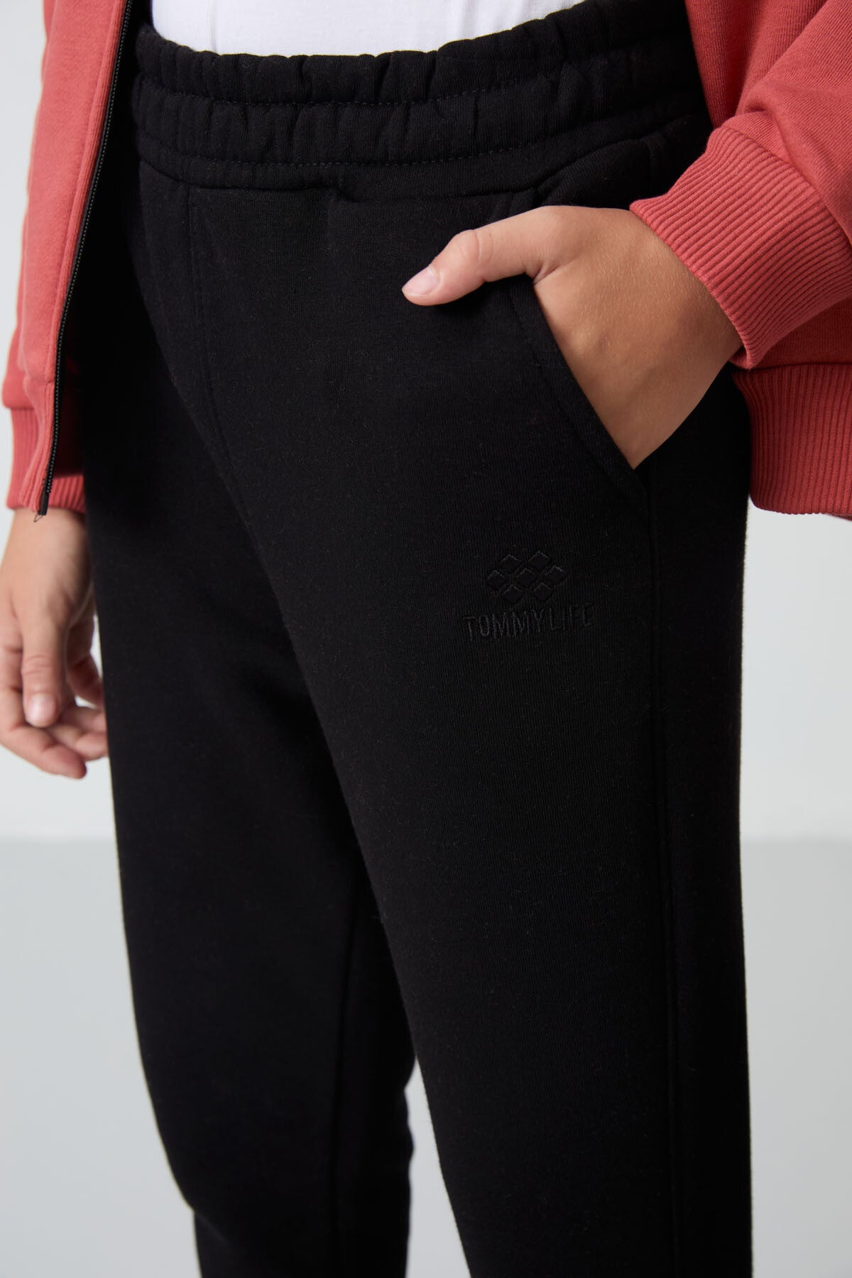 Image of Trening pentru băieți, negru-cărămiziu, cu căptușeală din fleece gros și croială standard, brodat - 11256