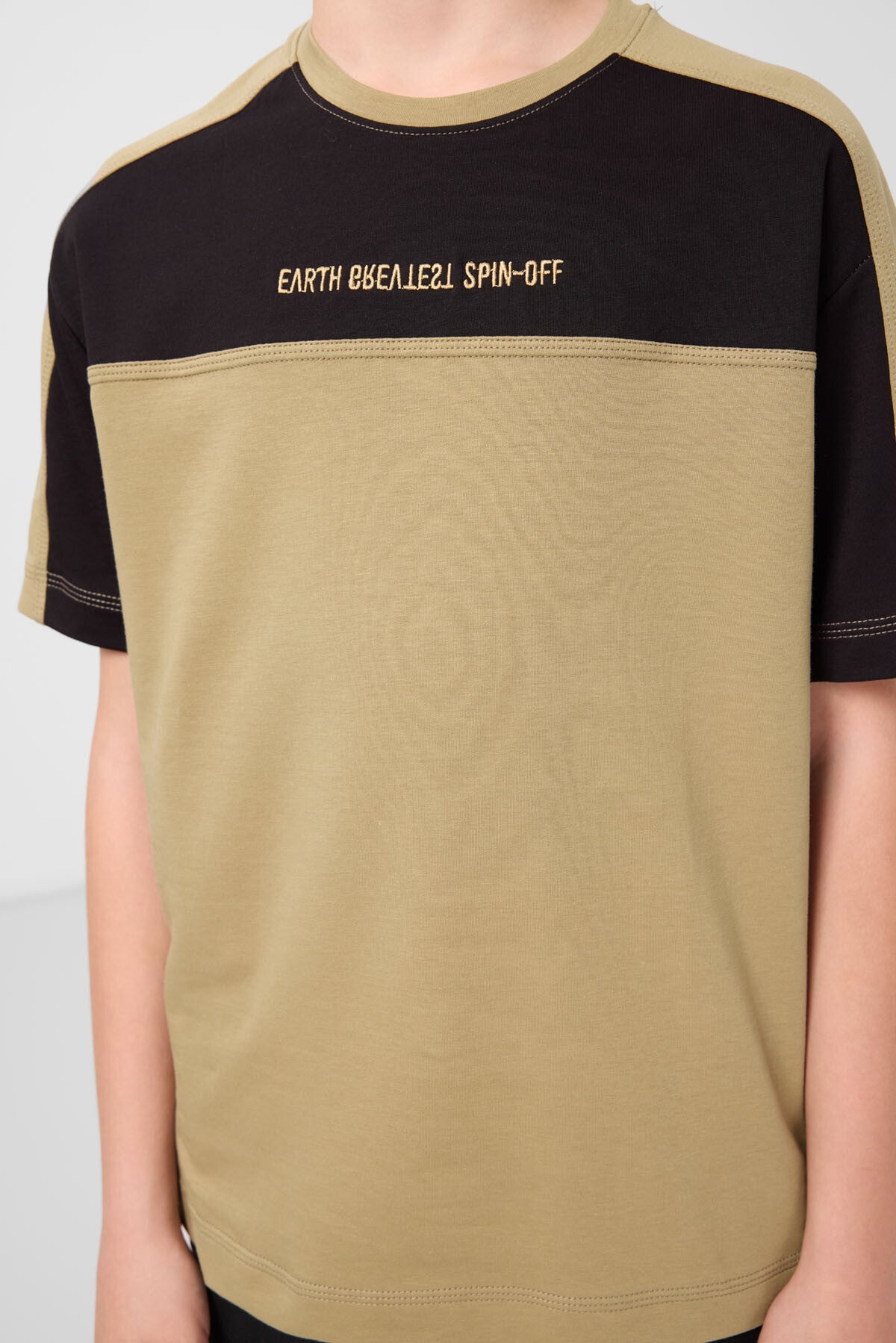Image of Koyu Bej Pamuklu Yumuşak Dokulu Oversize Fit Nakışlı Erkek Çocuk T-Shirt - 11290
