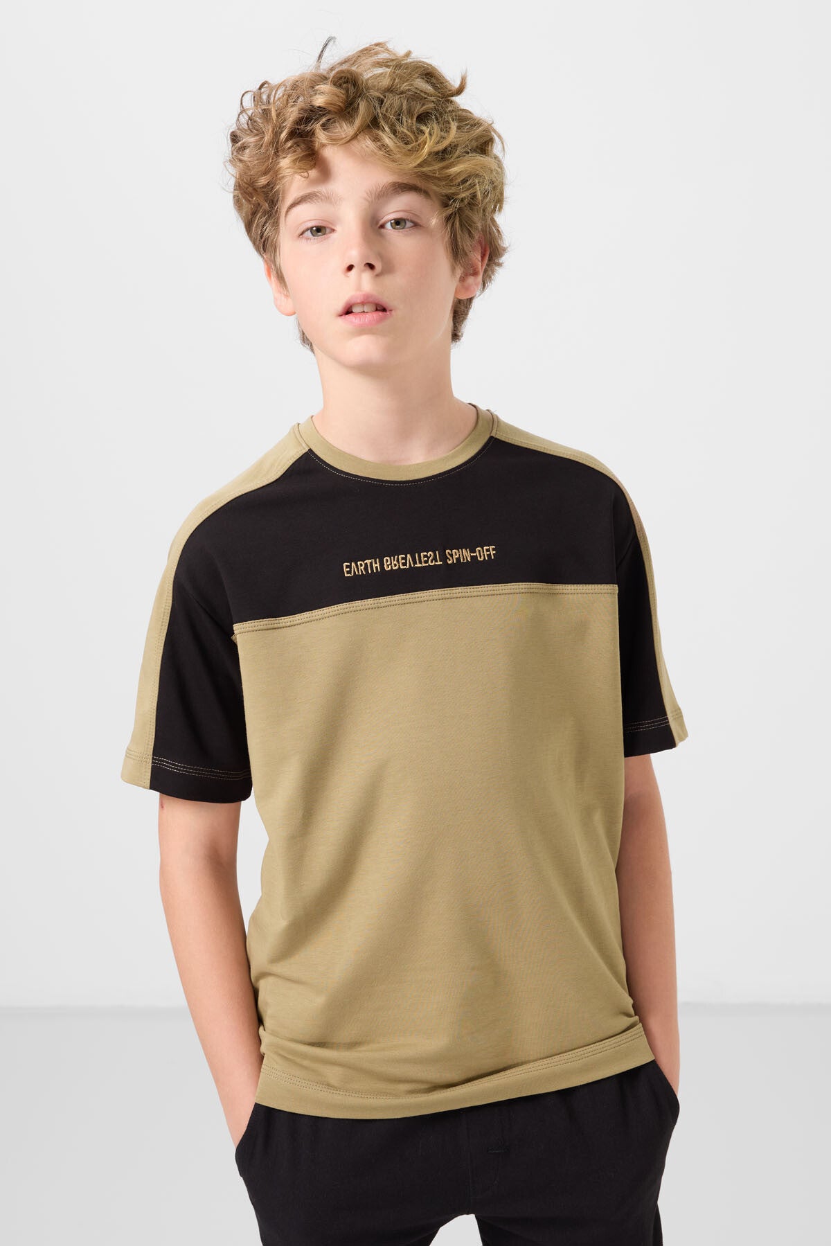 Image of Koyu Bej Pamuklu Yumuşak Dokulu Oversize Fit Nakışlı Erkek Çocuk T-Shirt - 11290