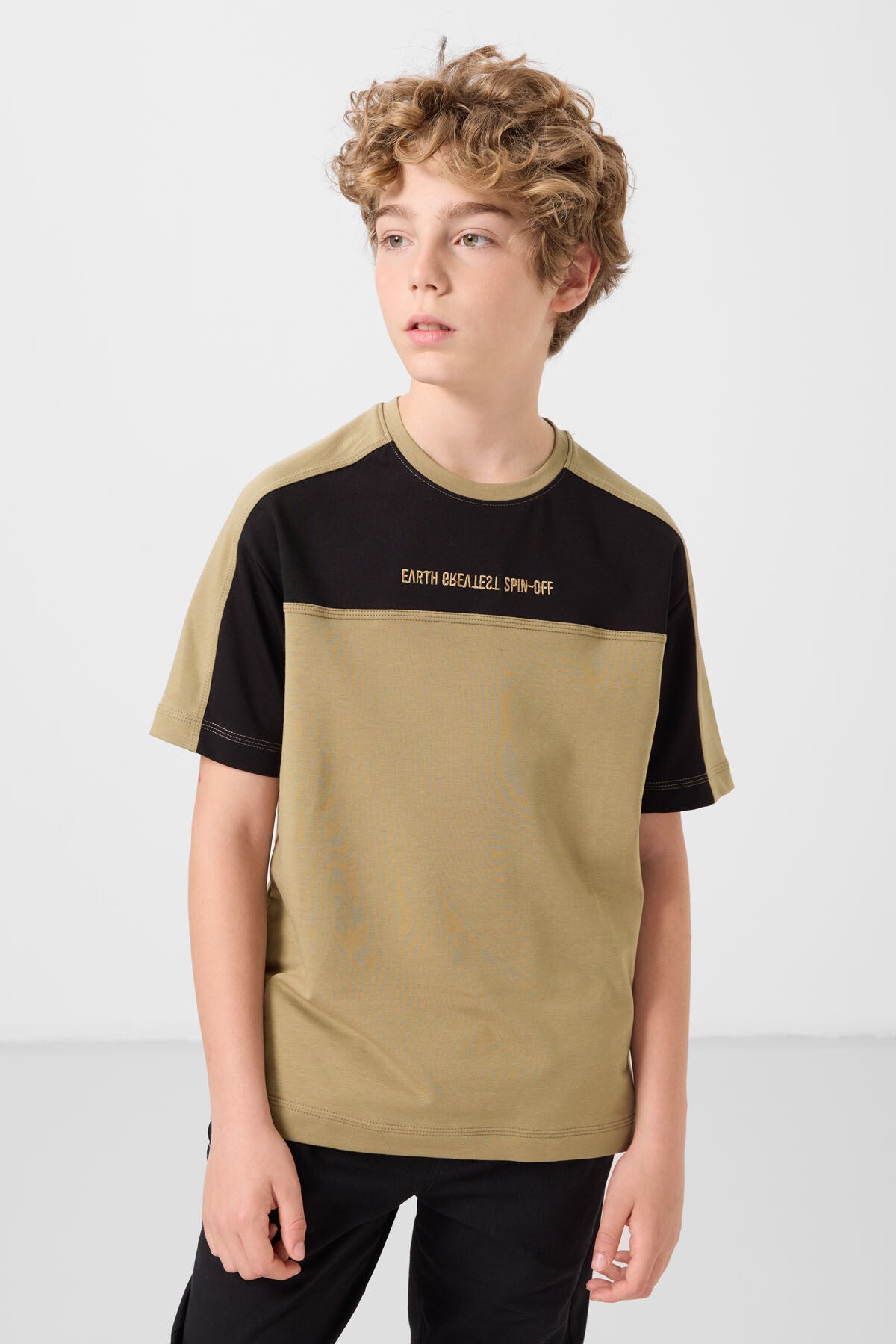 Image of Koyu Bej Pamuklu Yumuşak Dokulu Oversize Fit Nakışlı Erkek Çocuk T-Shirt - 11290