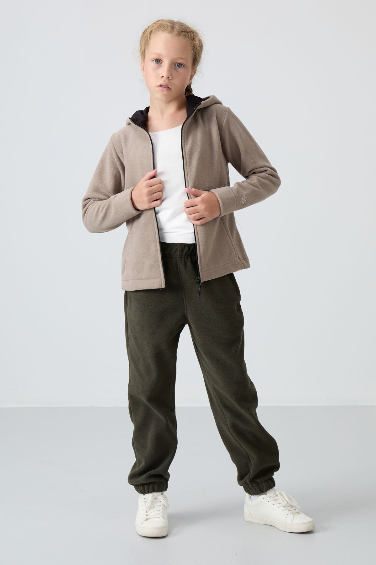 Image of Koyu Bej Kalın Yumuşak Dokulu Standart Fit Nakışlı Polar Kız Çocuk Sweatshirt - 75152