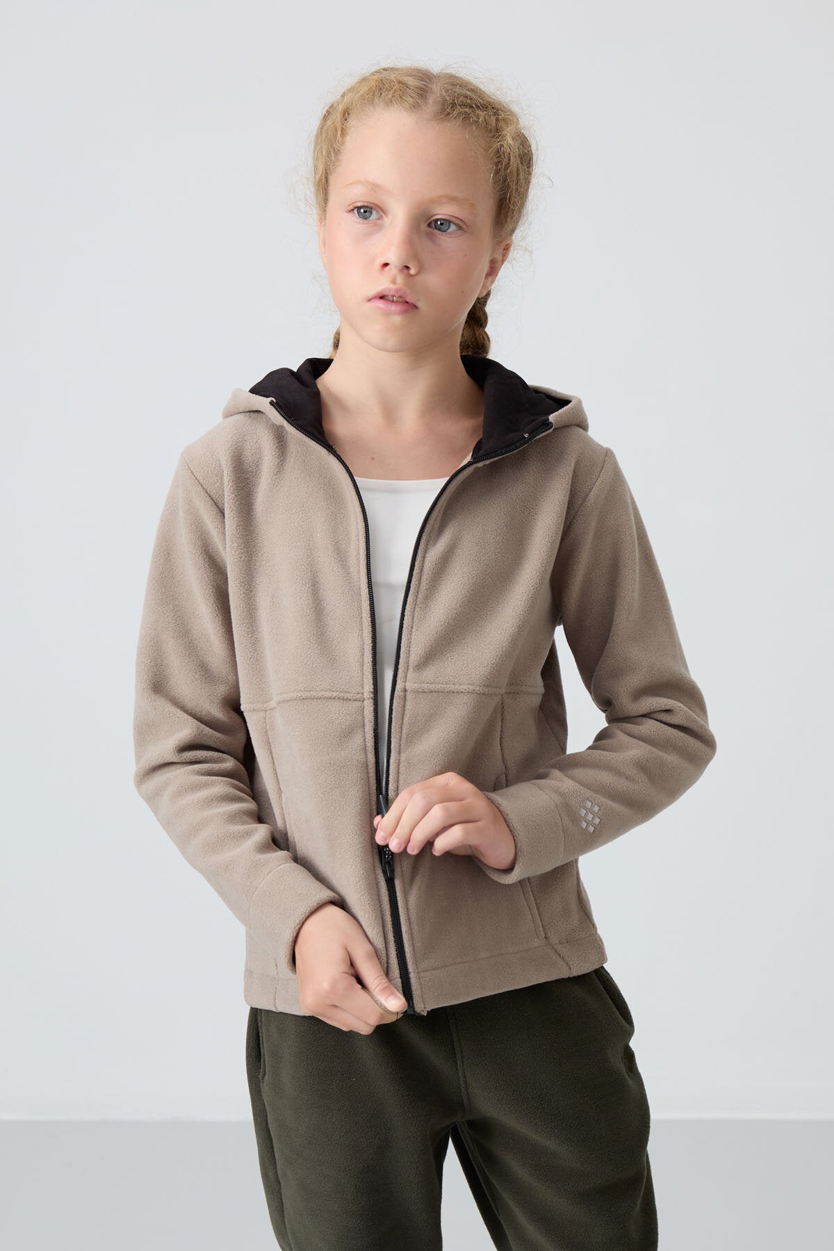 Image of Koyu Bej Kalın Yumuşak Dokulu Standart Fit Nakışlı Polar Kız Çocuk Sweatshirt - 75152