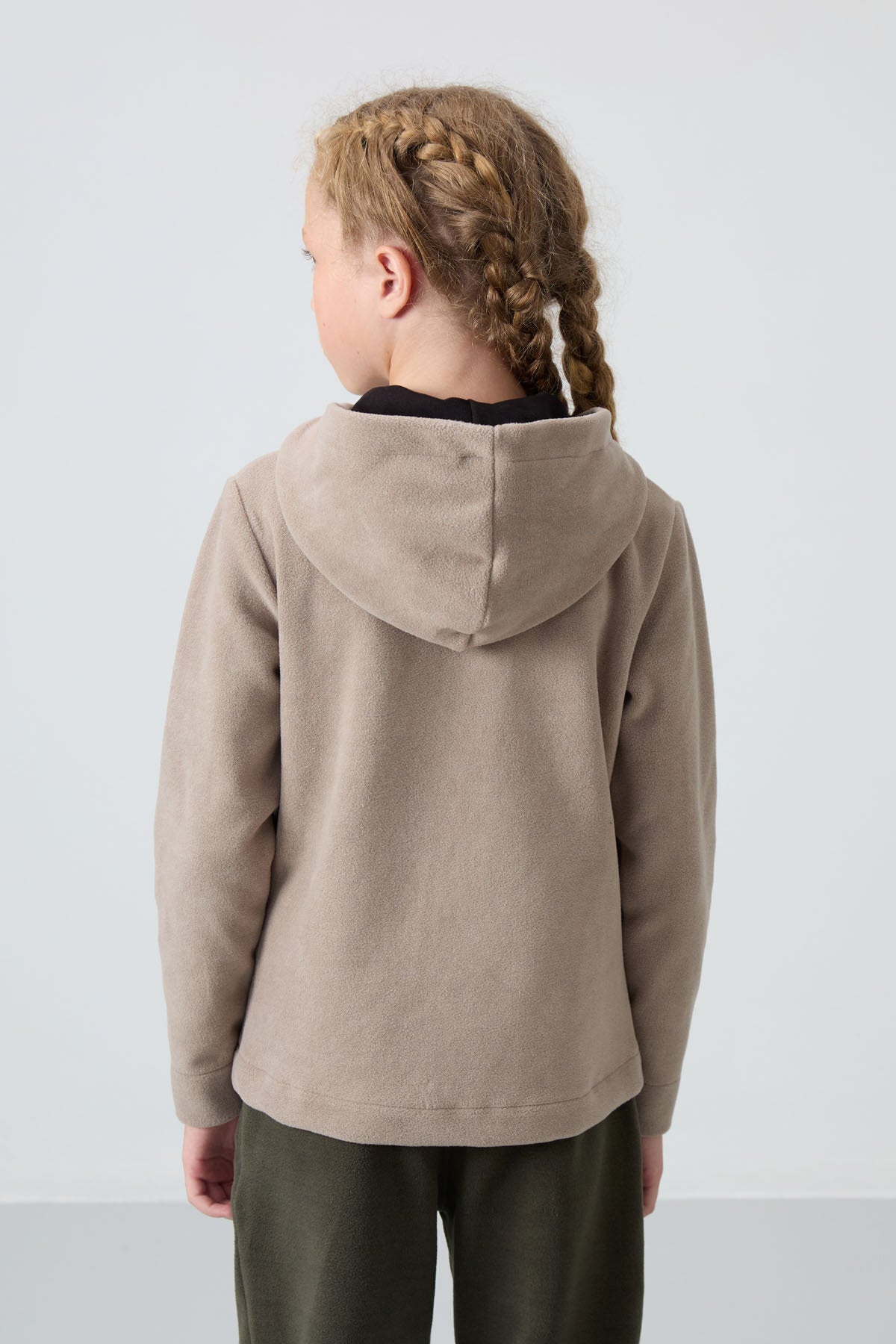 Image of Koyu Bej Kalın Yumuşak Dokulu Standart Fit Nakışlı Polar Kız Çocuk Sweatshirt - 75152