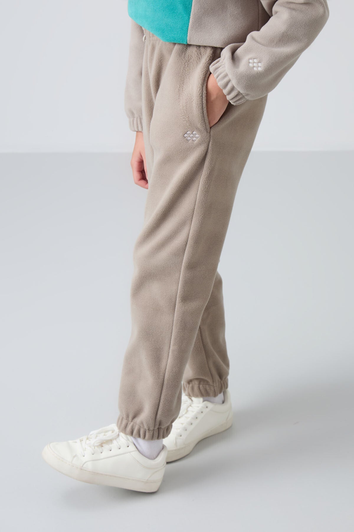 Image of Pantaloni de trening bej închis, groși și texturați, cu croială standard, din fleece brodat, pentru fete - 75155