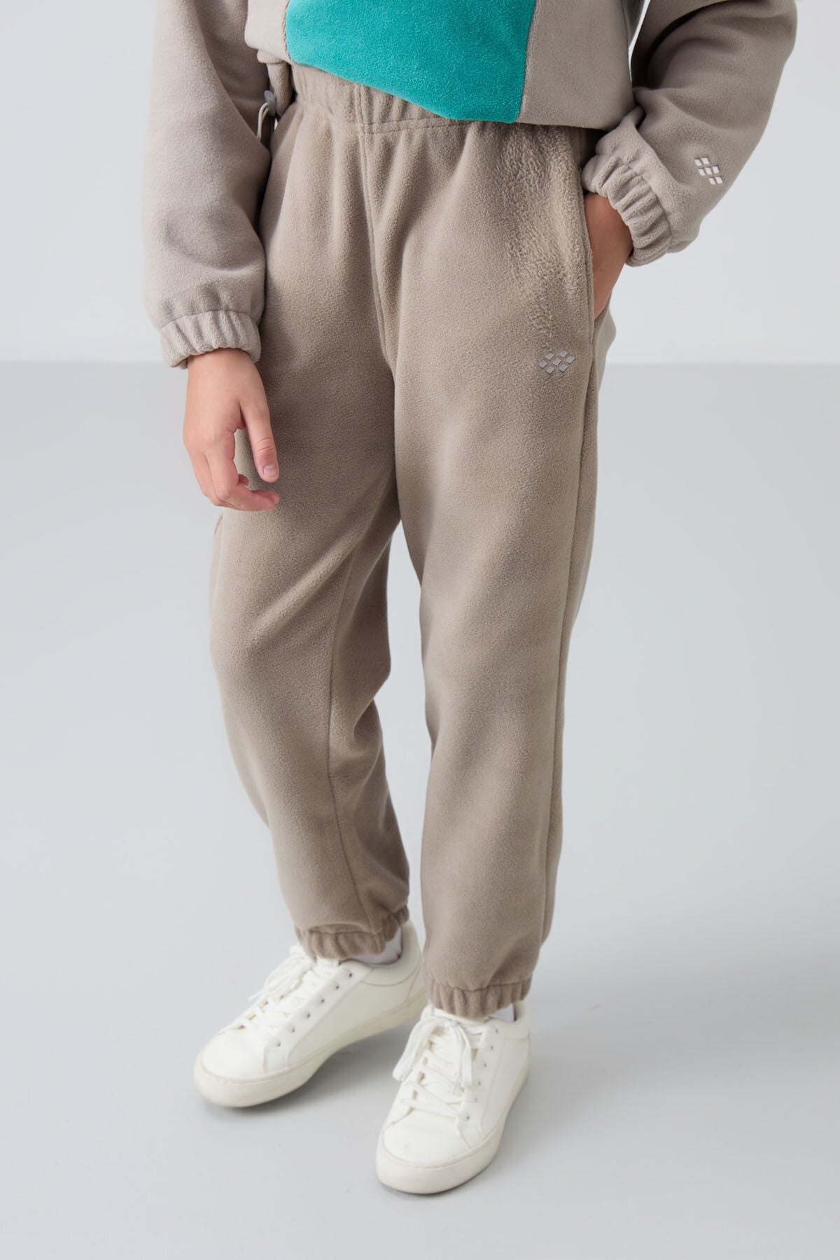 Image of Koyu Bej Kalın Yumuşak Dokulu Standart Fit Nakışlı Polar Kız Çocuk Eşofman Alt - 75155