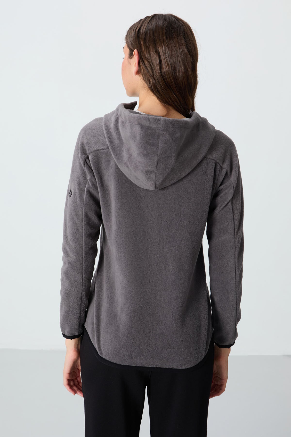 Image of Koyu Gri Kalın Yumuşak Dokulu Kapüşonlu Standart Fit Nakışlı Polar Kadın Sweatshirt -97287
