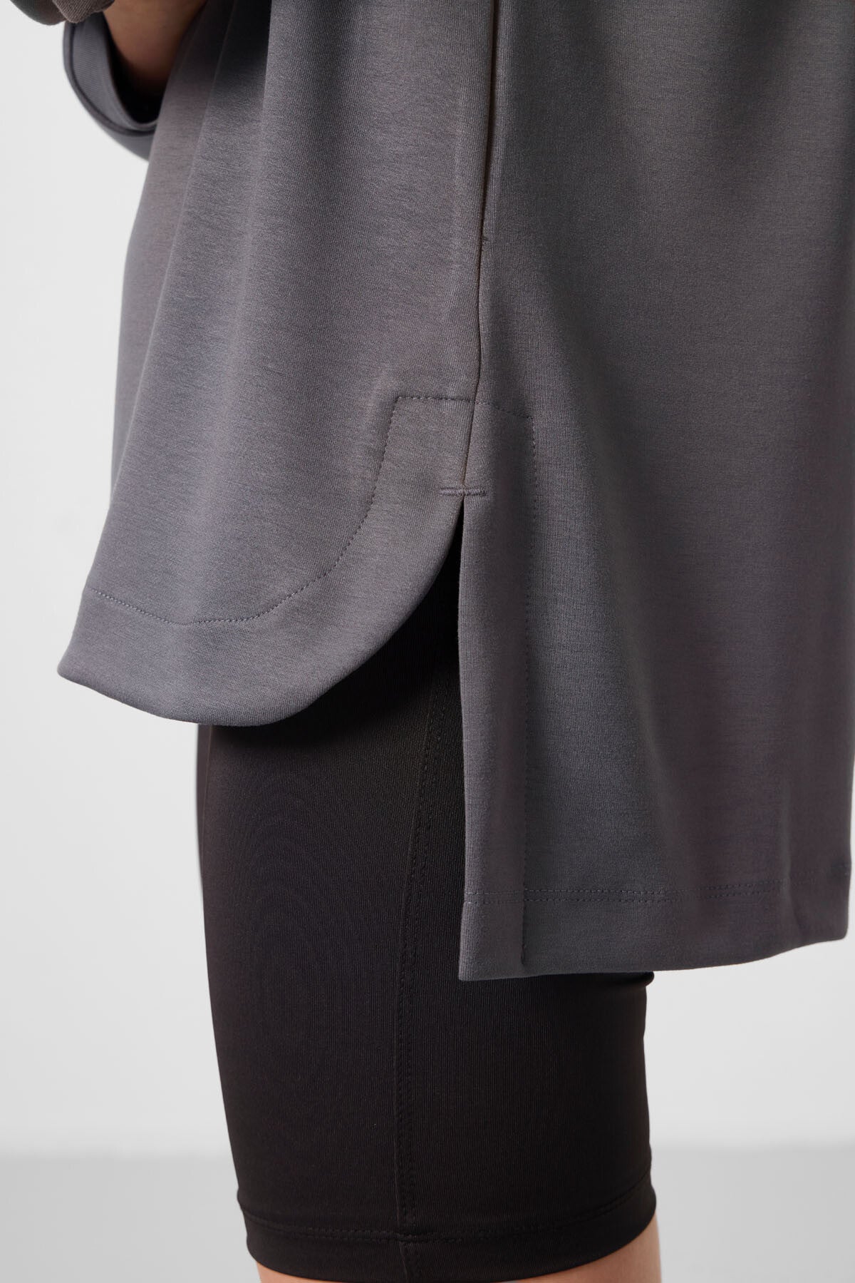 Image of Koyu Gri Yumuşak Dokulu O Yaka Rahat Form Kadın Tunik Sweatshirt - 97305