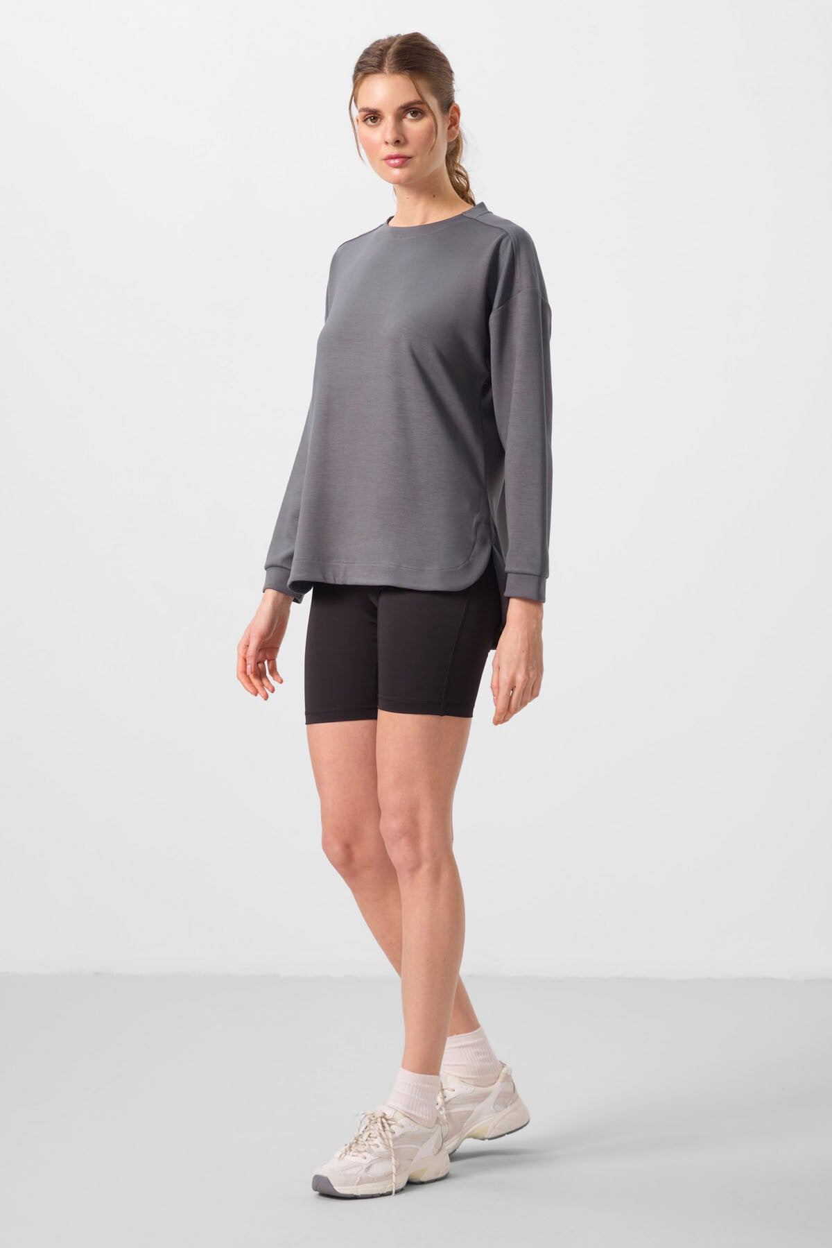 Image of Koyu Gri Yumuşak Dokulu O Yaka Rahat Form Kadın Tunik Sweatshirt - 97305