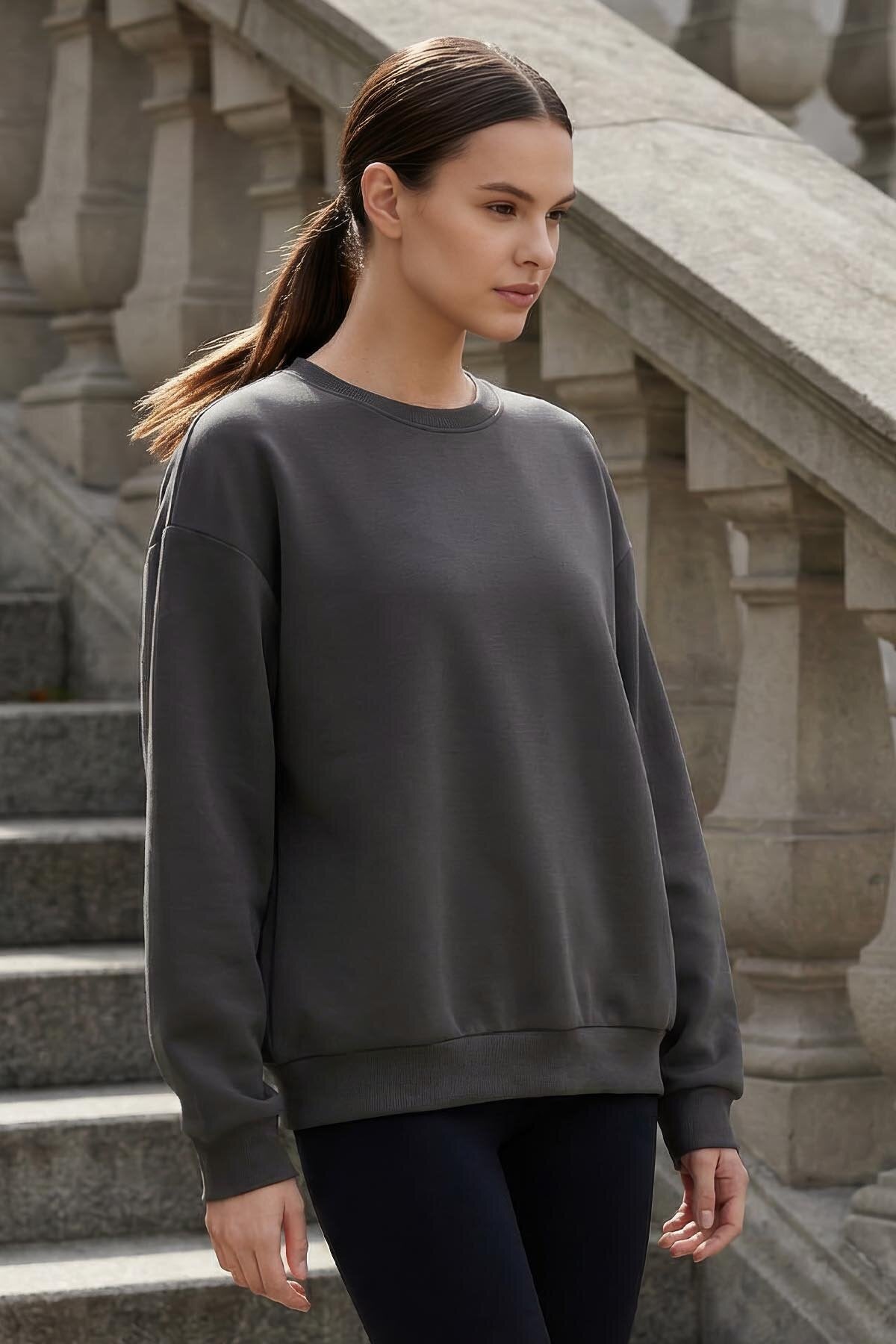 Image of Koyu Gri Basic O Yaka Oversize Kadın Sweatshirt - 97053