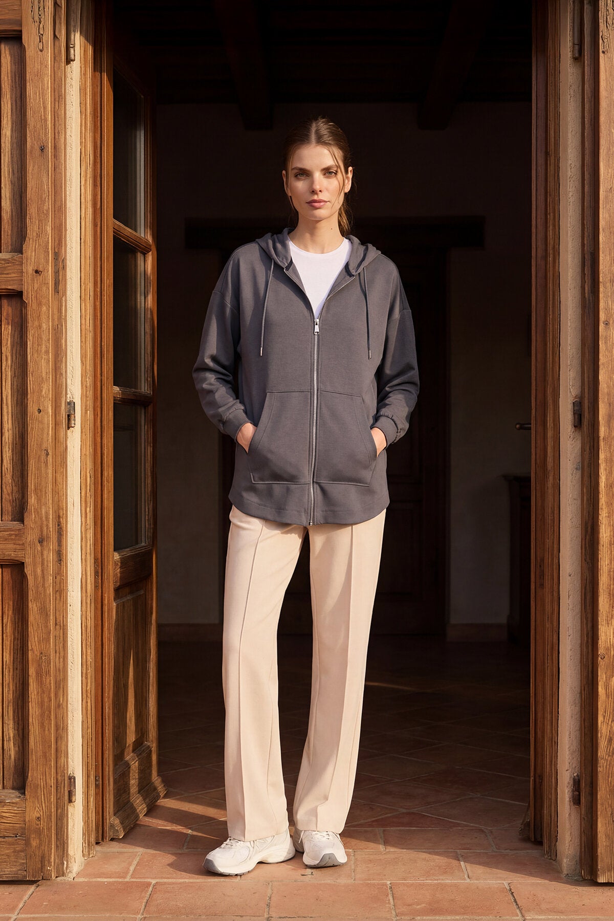 Image of Koyu Gri Yumuşak Dokulu Kapüşonlu Oversize Kadın Tunik Sweatshirt - 97302
