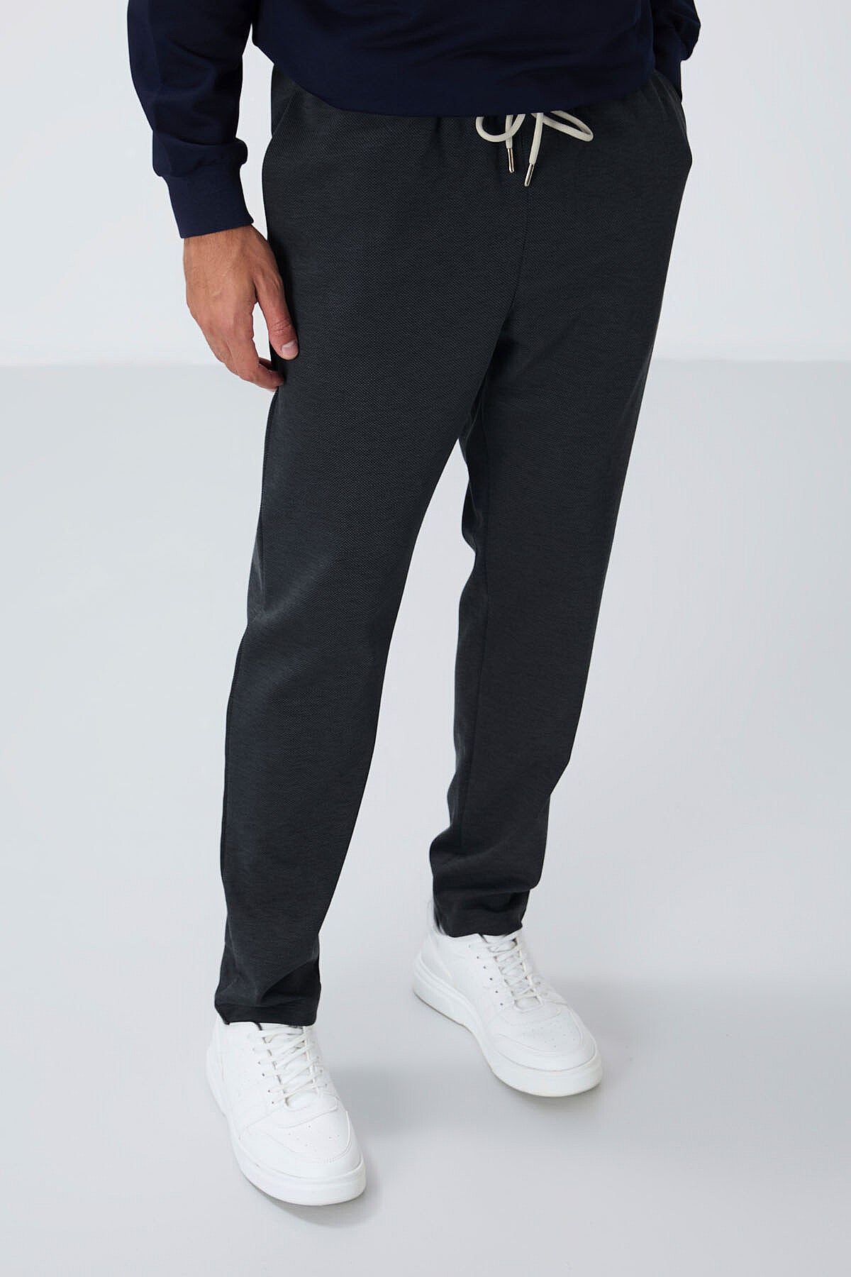 Image of Koyu Gri Yüzeyi Dokulu Standart Fit Erkek Eşofman Alt - 82155