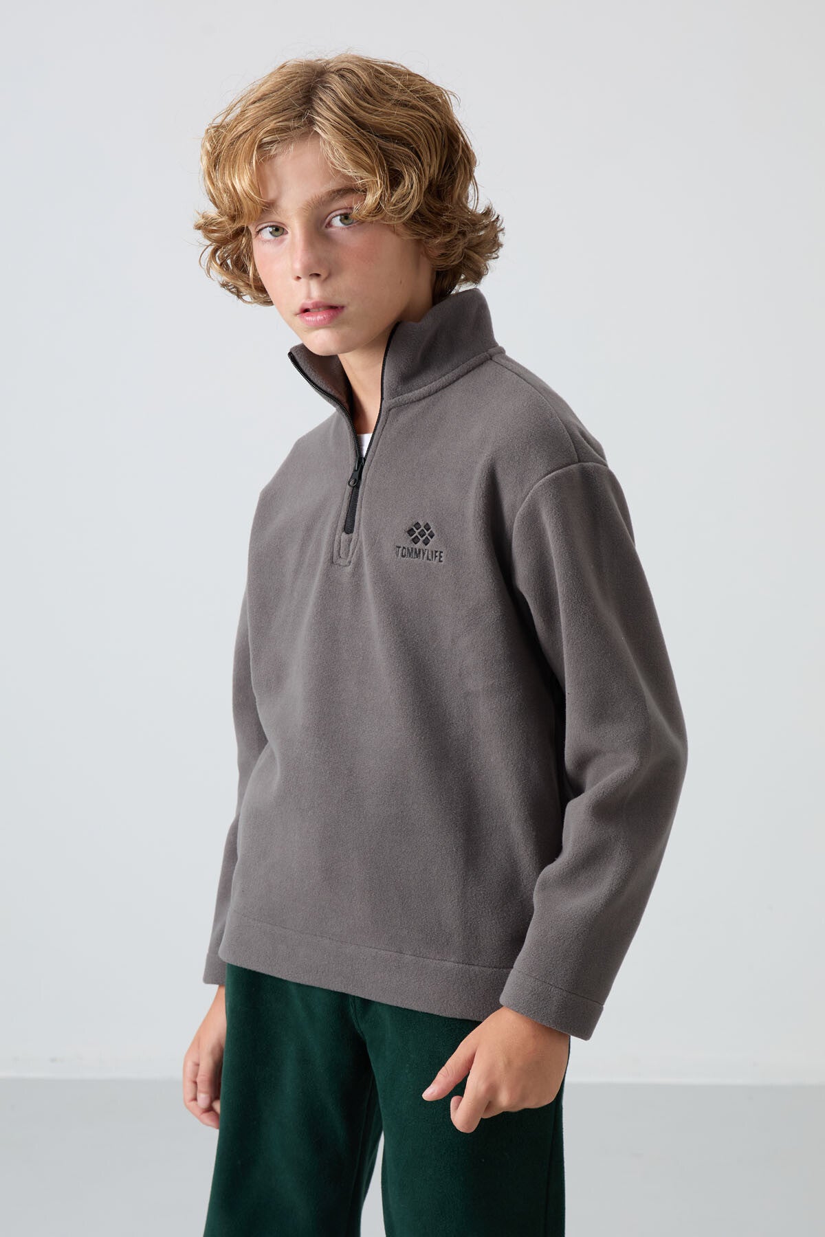 Image of Koyu Gri Kalın Yumuşak Dokulu Standart Fit Nakışlı Polar Erkek Çocuk Sweatshirt - 11221