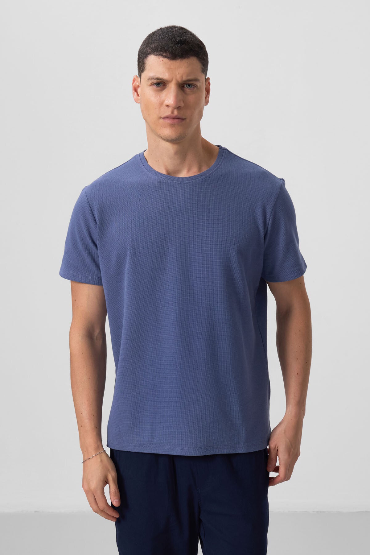 Image of Koyu Mavi Yüzeyi Dokulu Rahat Form Basic Erkek T-Shirt - 88436