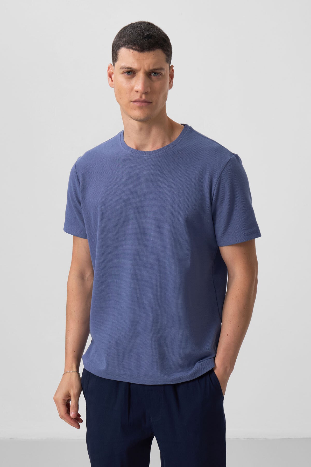 Image of Koyu Mavi Yüzeyi Dokulu Rahat Form Basic Erkek T-Shirt - 88436