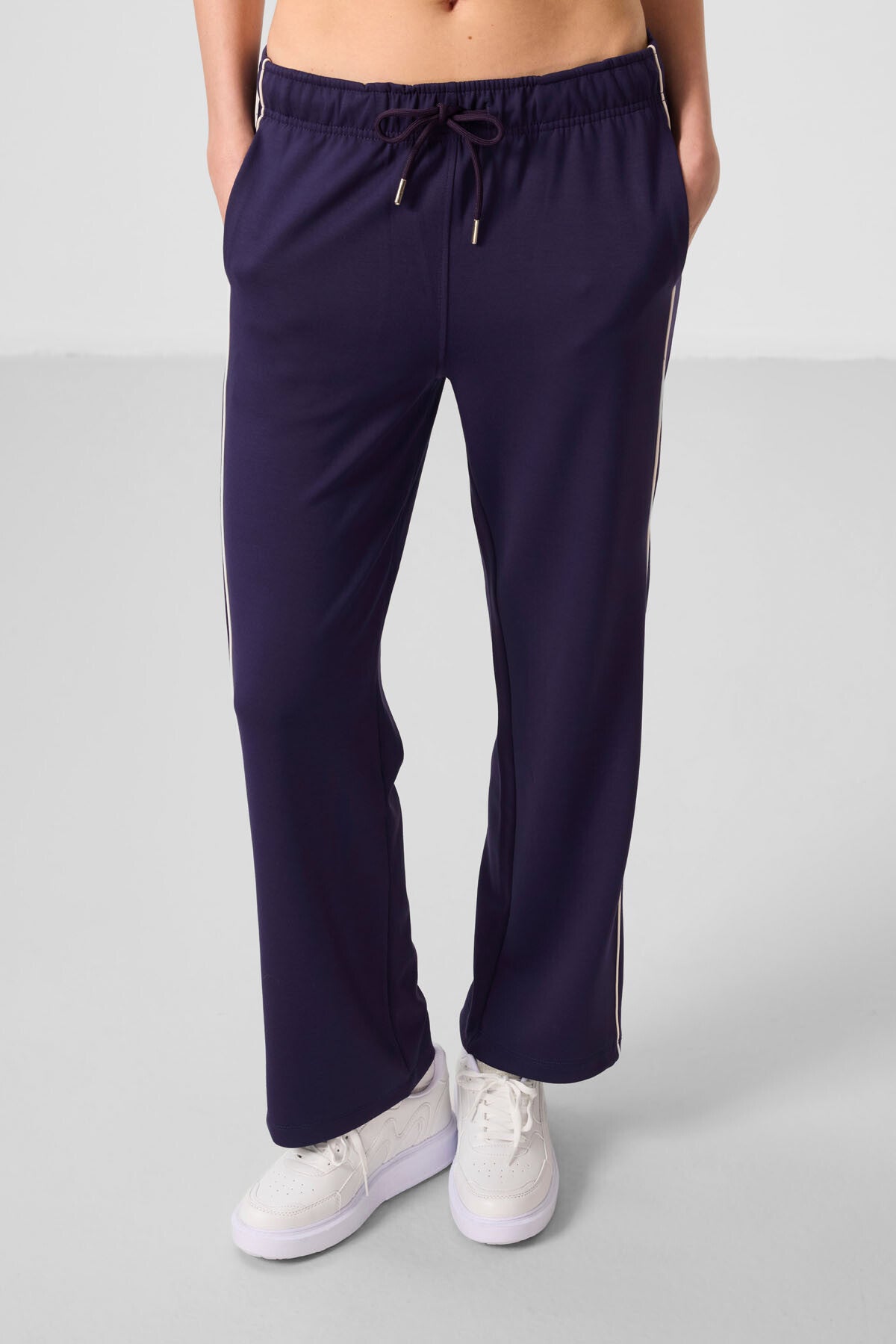 Image of Pantaloni palazzo cu textură moale, violet închis, cu picior larg, pentru femei, cu detalii laterale - 94669