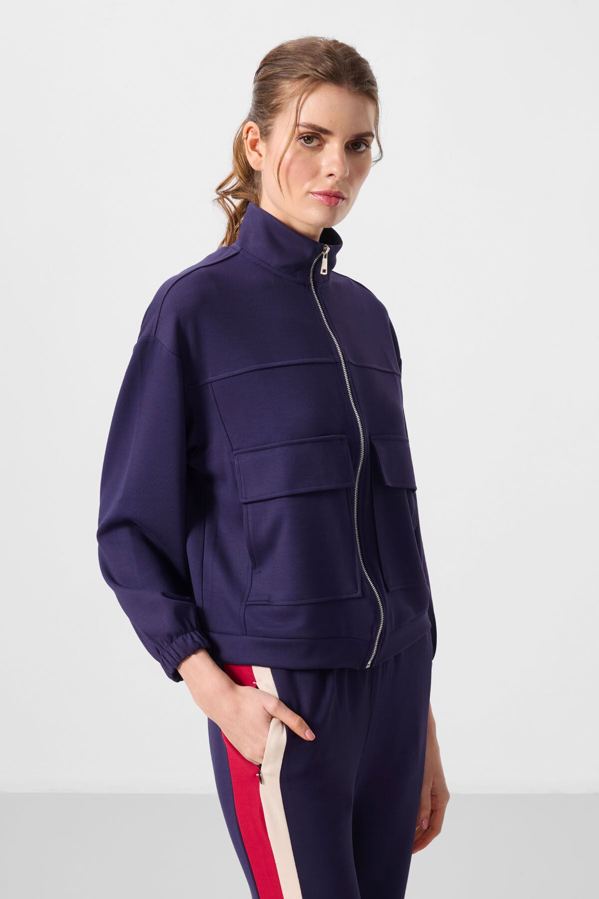 Image of Koyu Mor Yumuşak Dokulu Dik Yaka Oversize Kargo Cepli Kadın Crop Top Sweatshirt - 97301