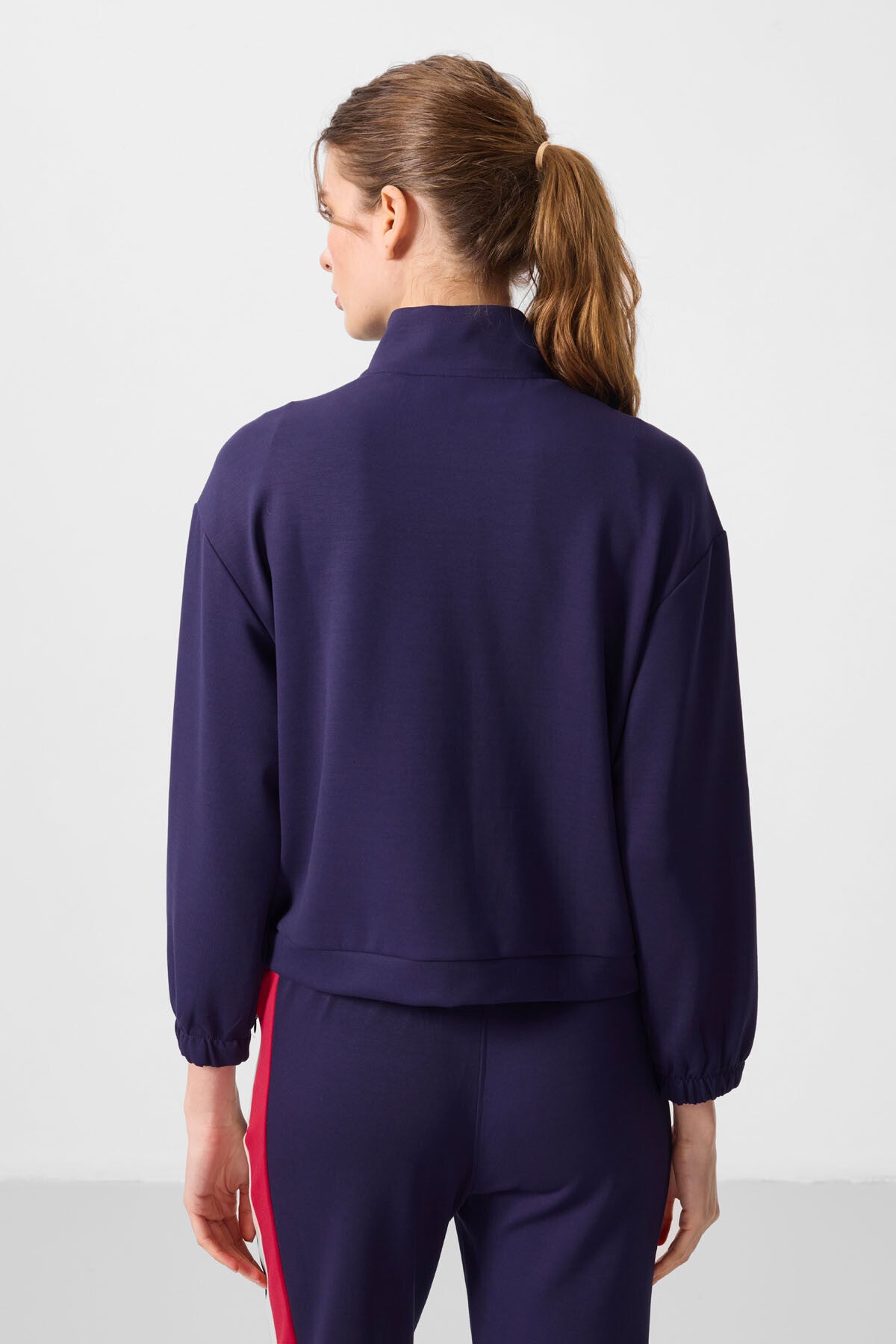 Image of Koyu Mor Yumuşak Dokulu Dik Yaka Oversize Kargo Cepli Kadın Crop Top Sweatshirt - 97301